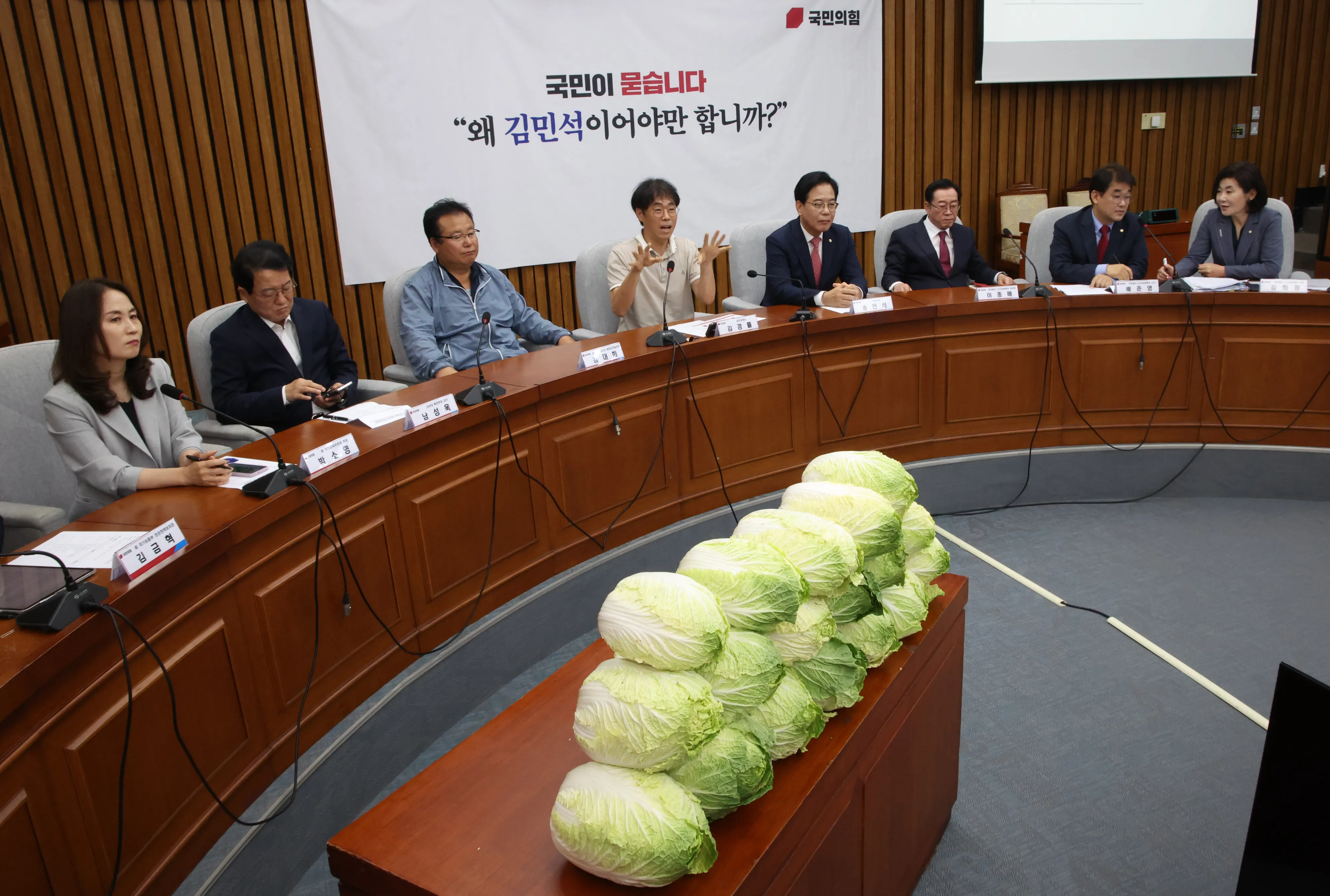 김민석 국무총리 후보자 국민청문회장에 나타난 배추  30일 오전 서울 여의도 국회에서 열린 김민석 국무총리 후보자 국민청문회장에 배추가 놓여있다. 2025.06.30. 뉴시스