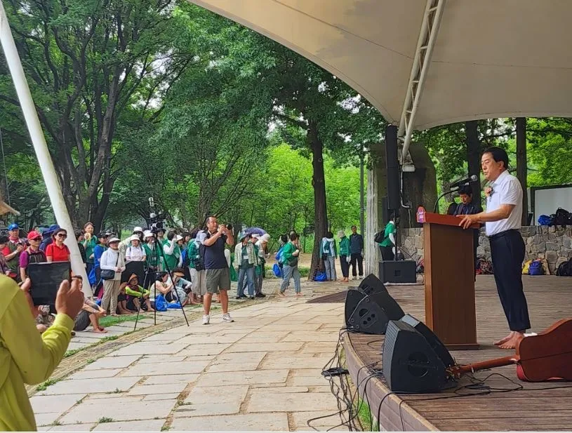 지난 28일 서울숲에서 열린 ‘제2회 K-맨발걷기 서울 페스티벌’에 참석한 김용호 의원이 축사하고 있다.