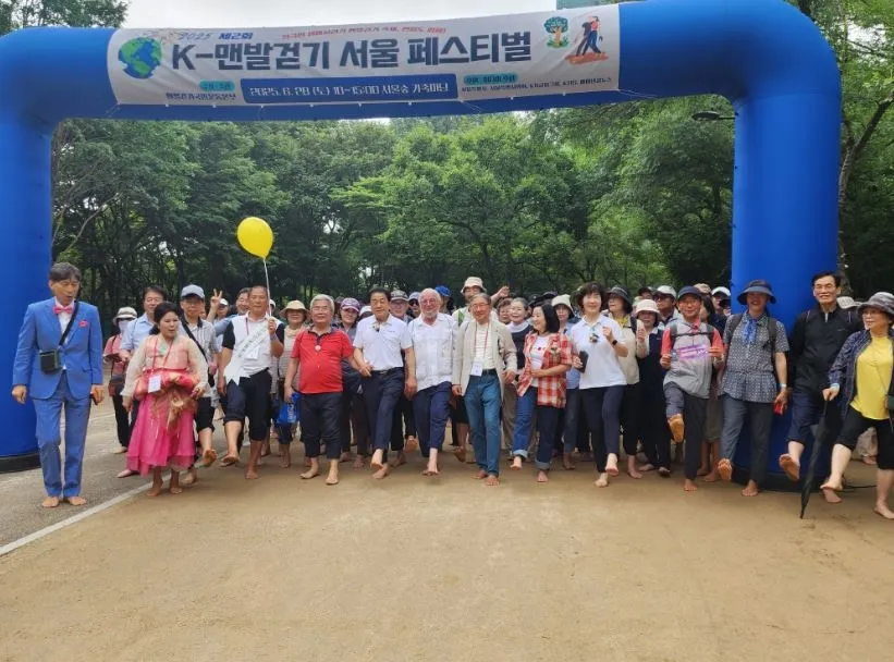 지난 28일 서울숲에서 열린 ‘제2회 K-맨발걷기 서울 페스티벌’에 참석한 김용호 의원(맨 앞줄 왼쪽 다섯 번째)이 단체 기념촬영을 하고 있다.