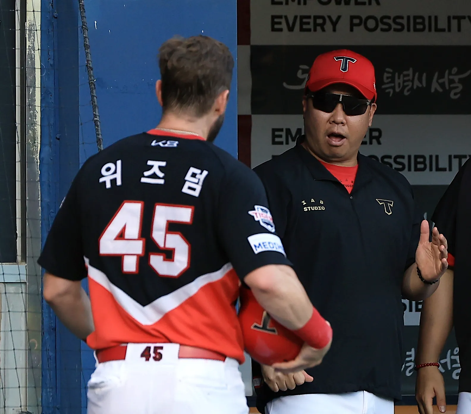 이범호 KIA 타이거즈 감독이 29일 서울 잠실야구장에서 열린 2025 KBO 리그 정규시즌 LG 트윈스와의 원정 경기에서 패트릭 위즈덤을 환영하고 있다. 뉴스1