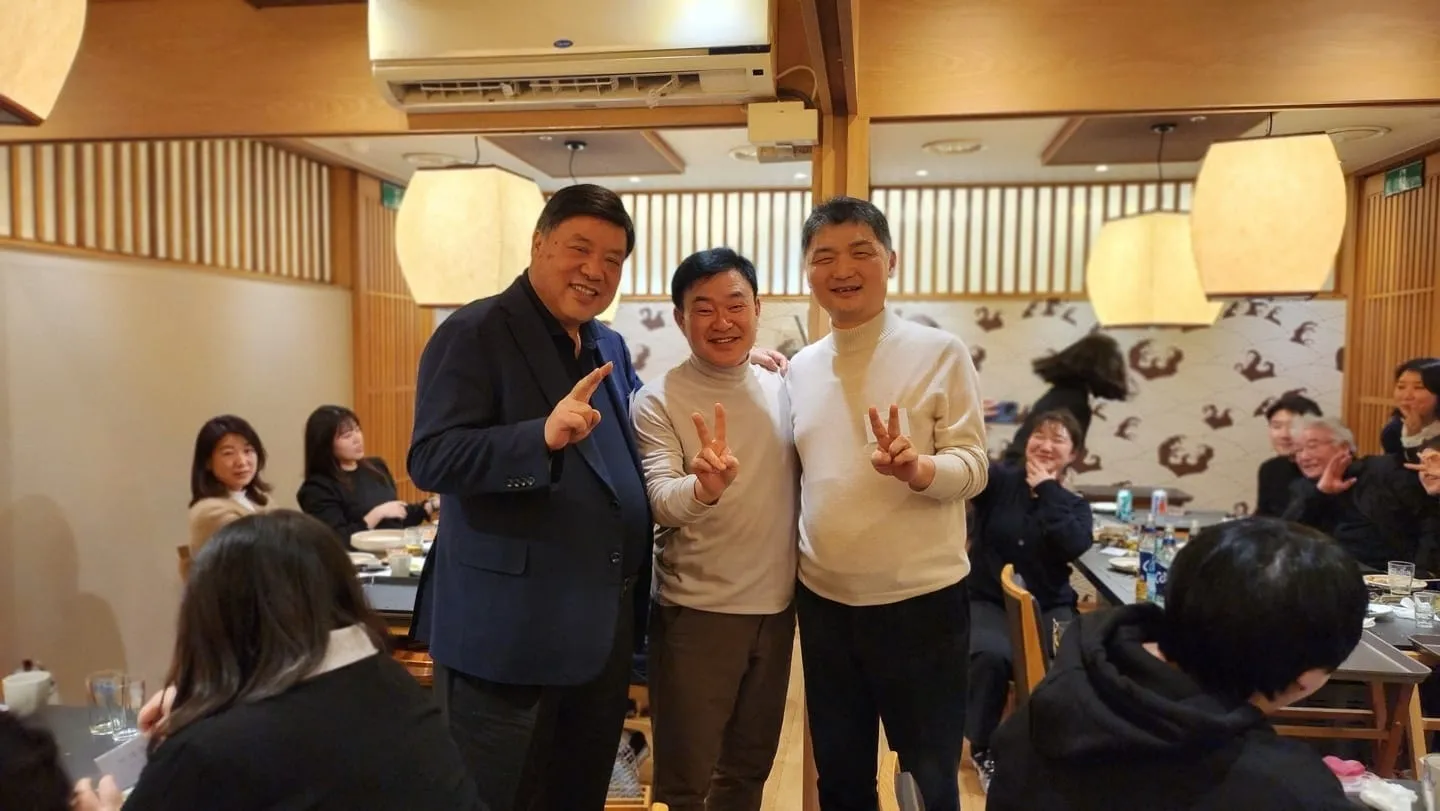 김범수(오른쪽) 카카오 창업주가 서정진(왼쪽) 셀트리온 회장, 허인구 전 G1강원민방 대표이사와 함께 기념사진을 찍고 있다. 서 회장은 2020년부터 2023년까지 국립오페라단 이사장을 역임했으며 뒤이어 김 창업주가 그해 8월부터 이사장을 맡았다. 현재는 그만둔 상태다. 허 전 대표는 국립오페라단 이사로 활동 중이다.
허인구 전 G1강원민방 대표이사 페이스북