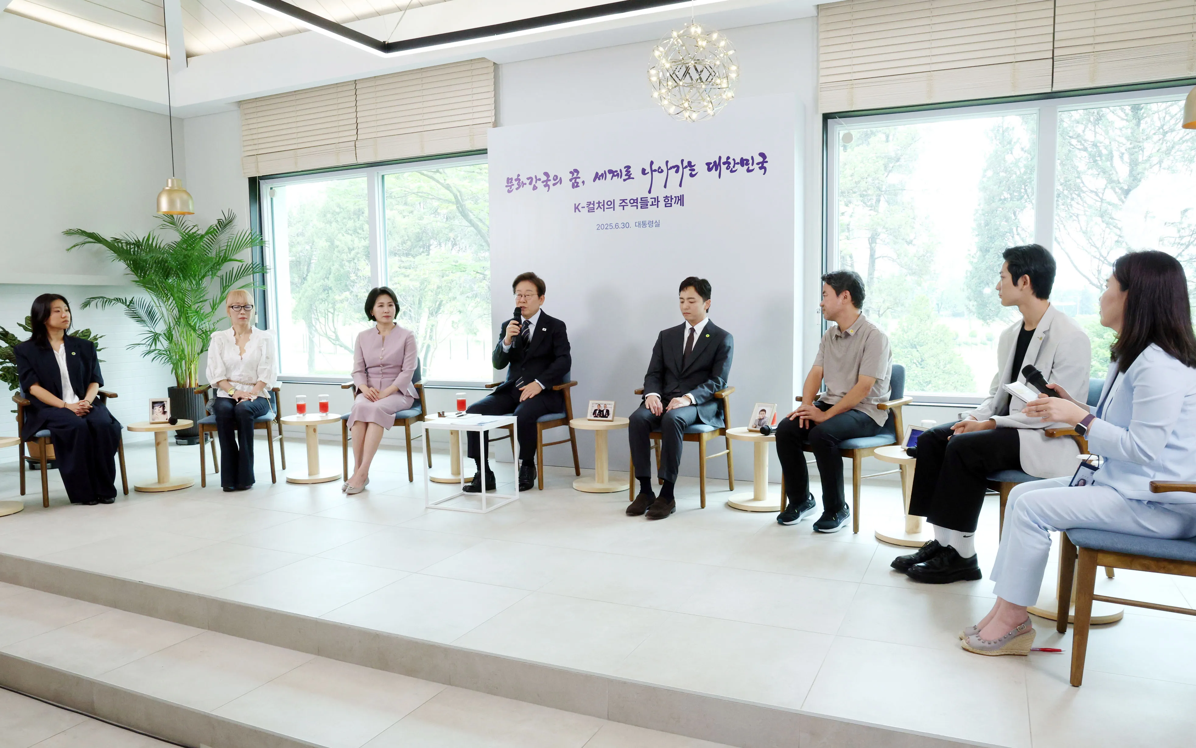 이재명 대통령과 김혜경 여사가 30일 용산 대통령실 파인그라스에서 문화·예술계 수상자들과 간담회를 하고 있다. 왼쪽부터 칸국제영화제 학생부문(라 시네프) 1등상을 수상한 허가영 감독, 프랑스 문화예술공로훈장 ‘코망되르’를 수훈한 조수미 성악가, 김 여사, 이 대통령, 토니상 6관왕을 수상한 뮤지컬 ‘어쩌면 해피엔딩’의 박천휴 작가, 넷플릭스 드라마 ‘폭싹 속았수다’를 연출한 김원석 감독, ‘로잔발레 콩쿠르’에서 우승한 박윤재 발레리노, 강유정 대통령실 대변인.
연합뉴스