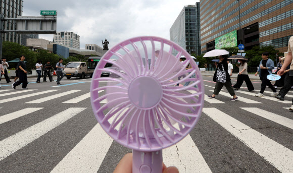 서울 전역에 폭염주의보가 발효된 30일 서울 세종대로 사거리에서 시민들이 이동하고 있다. 2025.6.30  연합뉴스