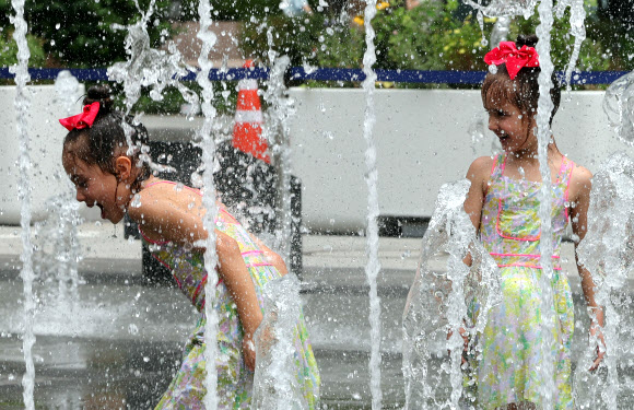 서울 전역에 폭염주의보가 발효된 30일 서울 종로구 광화문 광장 바닥 분수대에서 외국인 어린이들이 물놀이를 하고 있다. 2025.6.30  연합뉴스