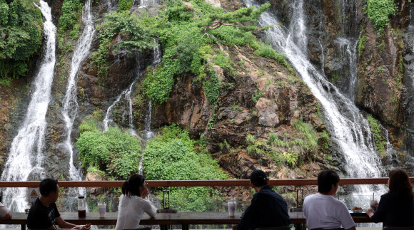 서울 전역에 폭염주의보가 발효된 30일 서울 서대문구 홍제천 인공폭포에서 시원한 물줄기가 흘러내리고 있다. 2025.6.30  연합뉴스