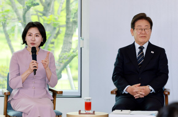 김혜경 여사가 30일 서울 용산 대통령실 파인그라스에서 열린 문화예술계 수상자 간담회에서 발언하고 있다. 2025.6.30  대통령실통신사진기자단