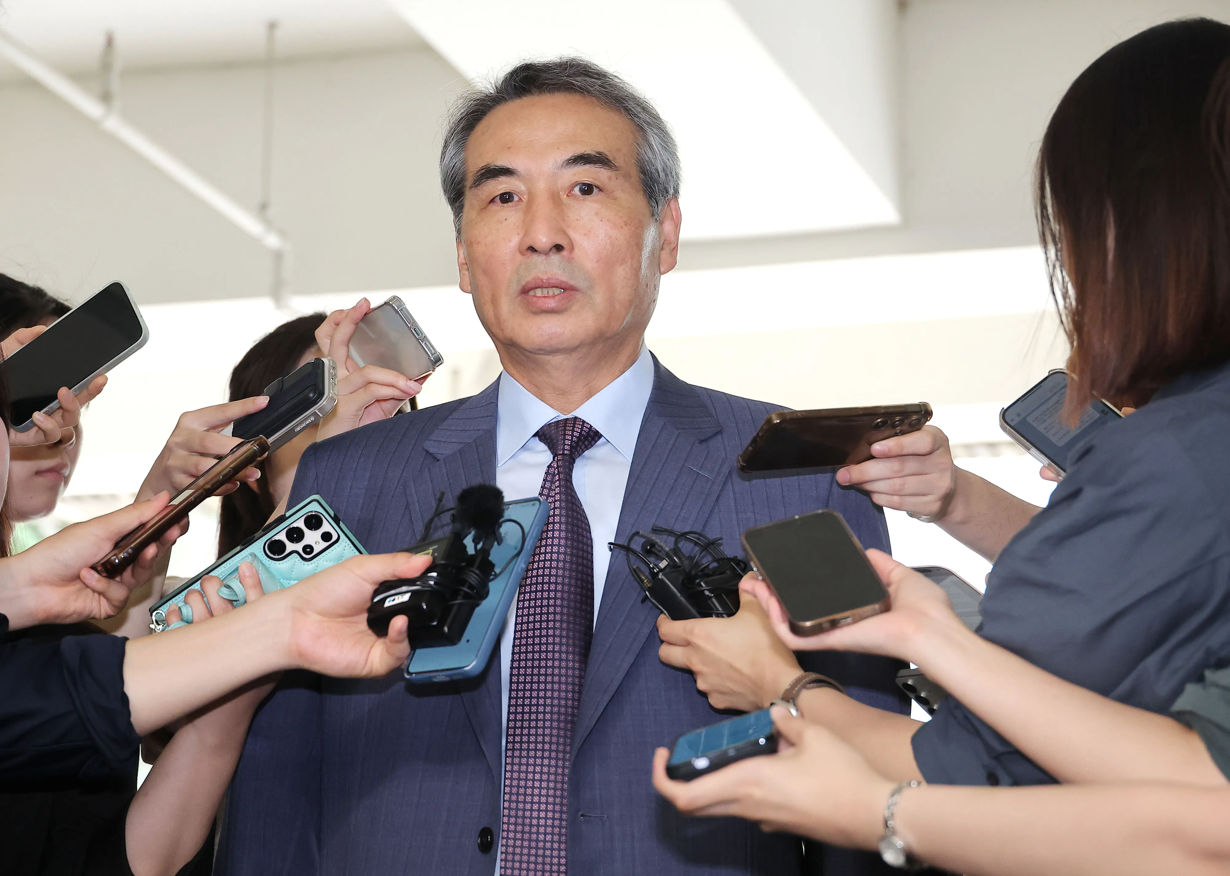 취재진 질문 답하는 민중기 특별검사  윤석열 전 대통령 부인 김건희 여사와 관련한 각종 의혹 사건을 수사하는 민중기 특별검사가 1일 서울 서초구에 마련된 특검팀 사무실로 출근하고 있다. 2025.7.1 연합뉴스