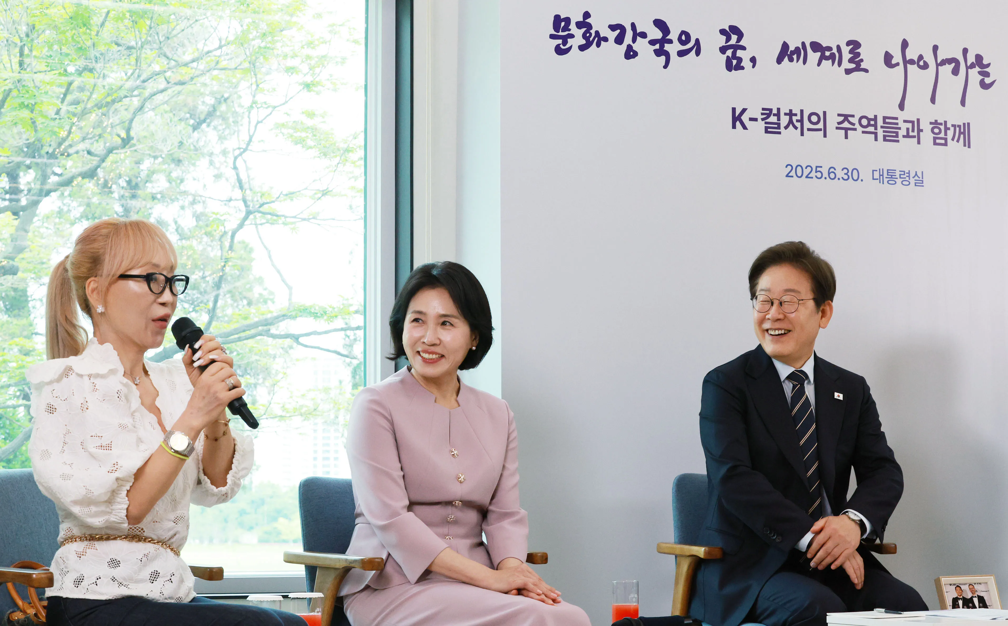 이재명 대통령과 김혜경 여사가 30일 서울 용산 대통령실 파인그라스에서 열린 문화예술계 수상자 간담회에서 조수미 성악가의 발언을 듣고 있다. 2025.6.30 연합뉴스