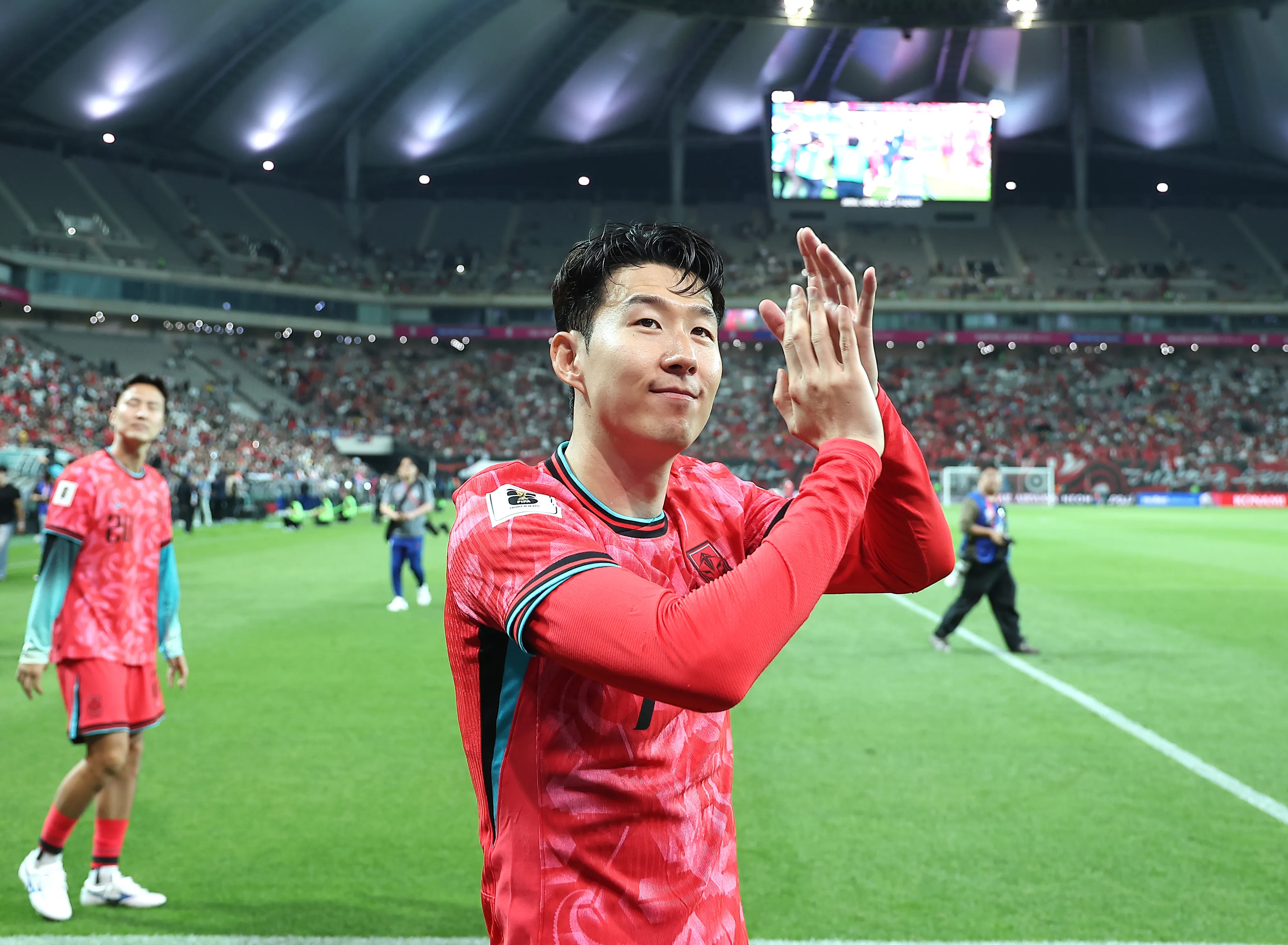 관중 향해 인사하는 손흥민  한국 축구 국가대표팀 주장 손흥민이 10일 서울월드컵경기장에서 열린 11회 연속 월드컵 본선 진출 축하 행사에서 관중들을 향해 손을 흔들고 있다. 2025.6.10 연합뉴스