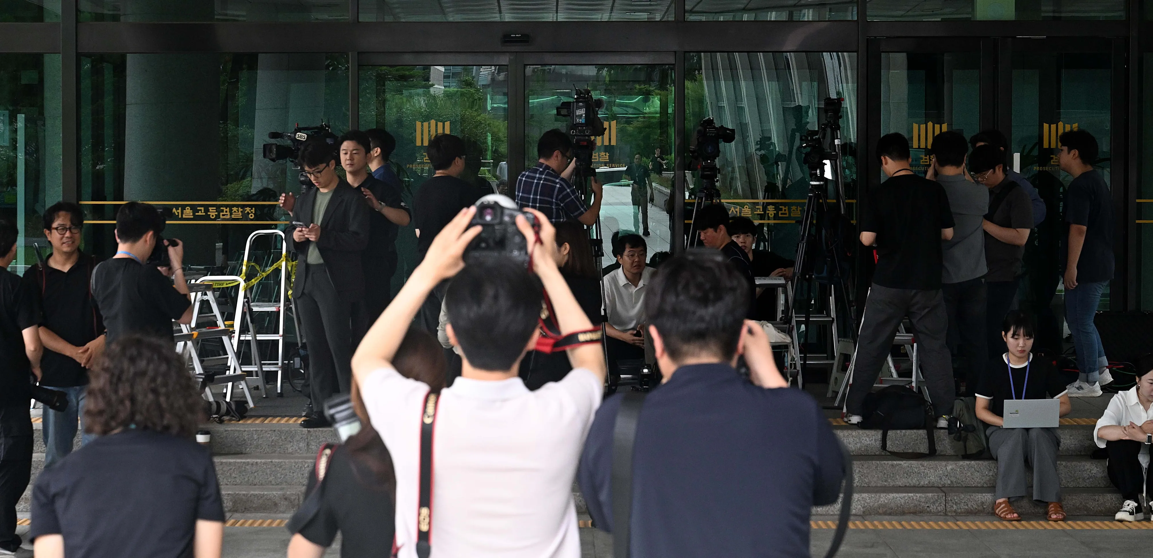 윤석열 전 대통령이 12·3 비상계엄 관련 내란·외환 관련 사건 수사를 맡은 조은석 특별검사팀의 2차 소환에 불응한 1일 오전 서울 서초구 서울고등검찰청 앞에 취재진이 윤 전 대통령 소환을 취재하기 위해 모여 있다. 2025.7.1 오장환 기자