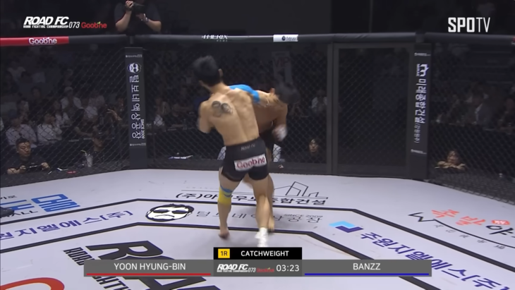 ‘굽네 ROAD FC 073’ 2부 제6경기 -79kg 스페셜 이벤트 매치로 윤형빈과 밴쯔의 종합 격투기 시합이 진행됐다. 유튜브 채널 ‘SPOTV’ 영상 캡처