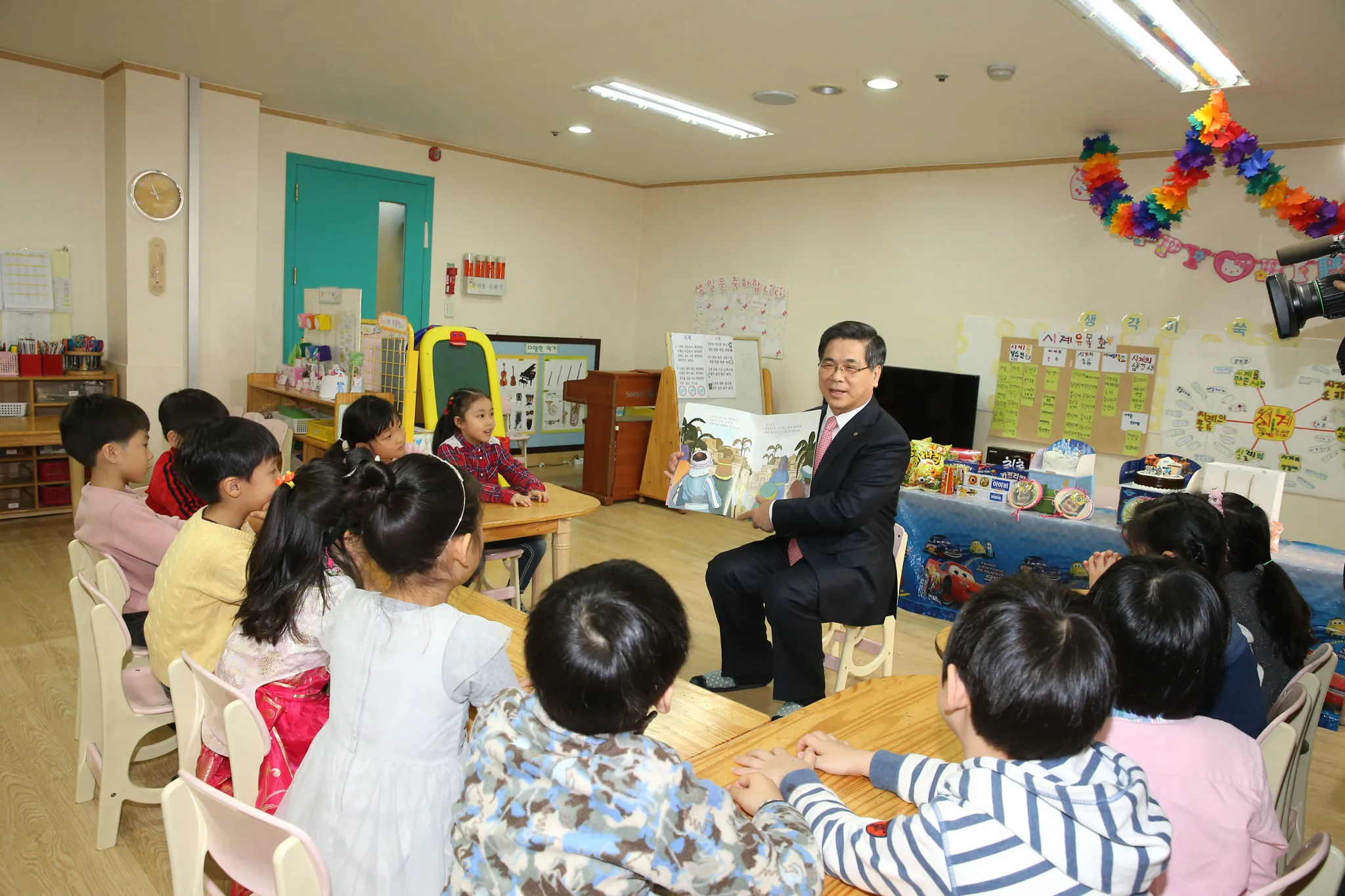 이영훈 담임목사가 교회 학교 어린이들과 즐거운 시간을 보내고 있다. 여의도순복음교회 제공.