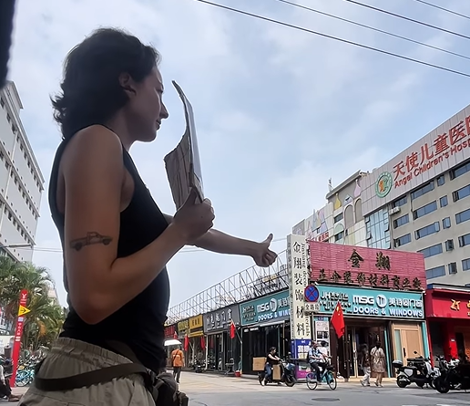 2만원으로 1년간 세계 여행을 한 20대 여성의 사연이 화제다. 이 여성은 ‘히치하이킹’이라는 방법을 통해 교통비로 많은 돈을 쓰지 않고 세계 여행을 할 수 있었다고 주장했다. 인스타그램