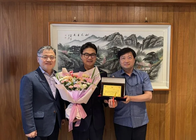 지난 30일 서울경찰청 및 서울강동경찰서 직장협의회로부터 감사패를 전달받은 장태용 위원장