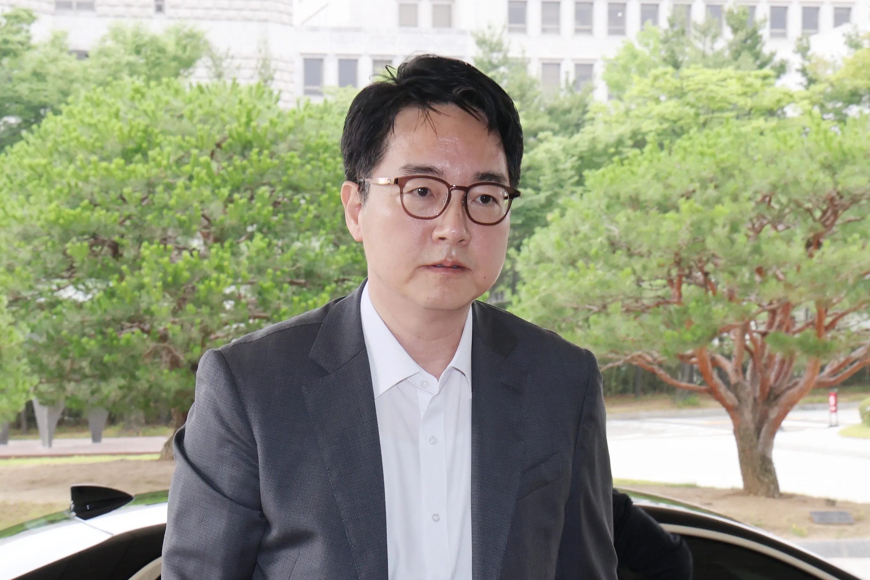 16번째 중도 퇴임하는 검찰총장  심우정 검찰총장이 지난달 17일 서울 서초구 대검찰청으로 출근하는 모습. 심 총장은 1일 200여자 분량의 짧은 입장문을 내고 사의를 밝혔다. 사직서가 수리되면 총장 임기 2년이 보장된 이래 중도 퇴임하는 16번째 총장이 된다.
연합뉴스