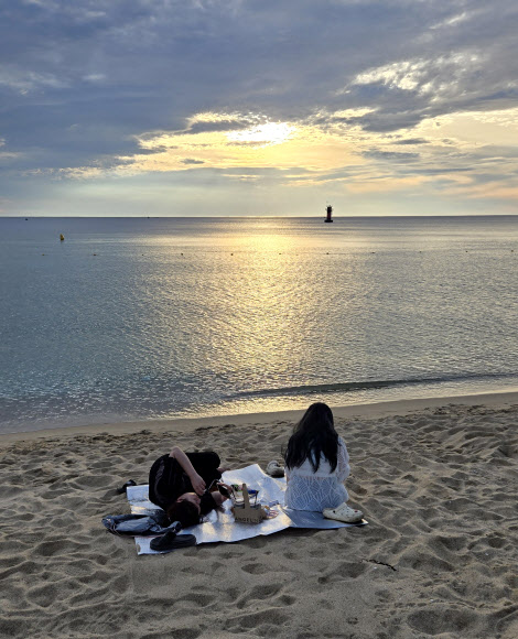 강원 강릉지역이 폭염경보 속에 이틀 연속 열대야를 기록한 1일 새벽 경포해변 백사장에서 주민들이 시원한 바닷바람을 맞으며 열대야의 아침을 맞고 있다. 밤사이 강릉의 최저기온은 29.7도를 기록했다. 2025.7.1  연합뉴스