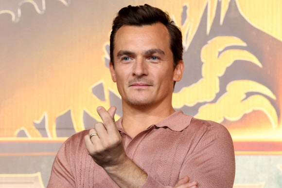 할리우드 배우 루퍼트 프렌드가 1일 서울 종로구 포시즌스호텔에서 열린 영화 ‘쥬라기 월드: 새로운 시작’ 내한 기자간담회에서 포즈를 취하고 있다. 2025.7.1  연합뉴스