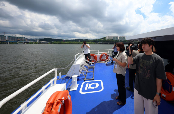 1일 정식 취항을 앞두고 시범운항에 나선 한강버스에 탑승한 시민들이 버스 선상에서 한강을 둘러보고 있다. 한강 유역에 처음 도입되는 친환경 수상 대중교통수단인 한강버스는 9월 중 정식운항을 통해 마곡~망원~여의도~옥수~압구정~뚝섬~잠실(마곡~여의도~잠실 급행 병행 운영) 7개 선착장, 약 31.5km의 거리를 운항할 예정이다. 2025.7.1  연합뉴스