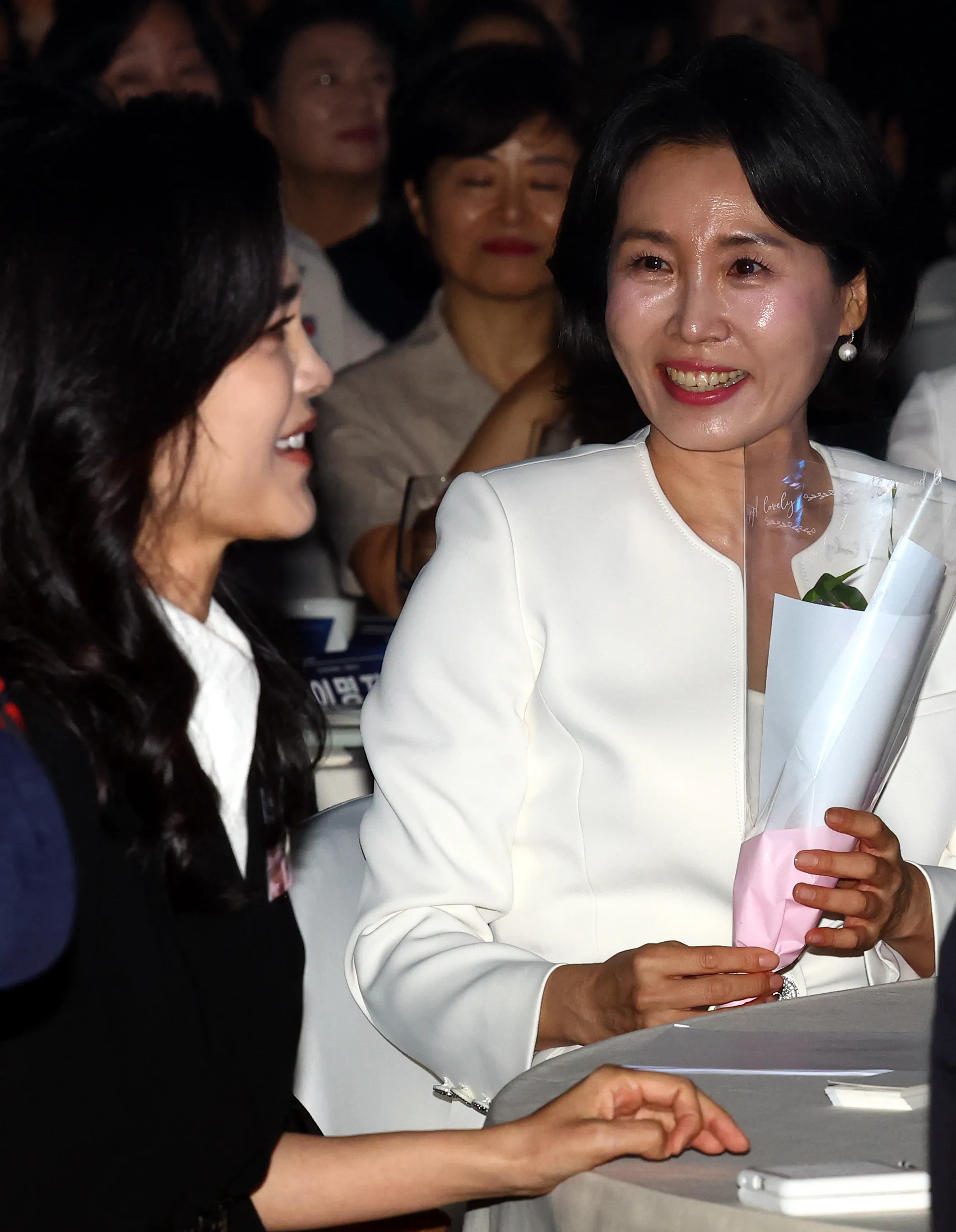 이재명 대통령의 배우자인 김혜경 여사가 1일 서울 중구 서울신라호텔 2층 다이너스티 홀에서 열린 제4회 여성기업주간 개막식에 참석해 어린이 합창단에게 꽃을 받고 환하게 웃고 있다. 2025.7.1 뉴시스