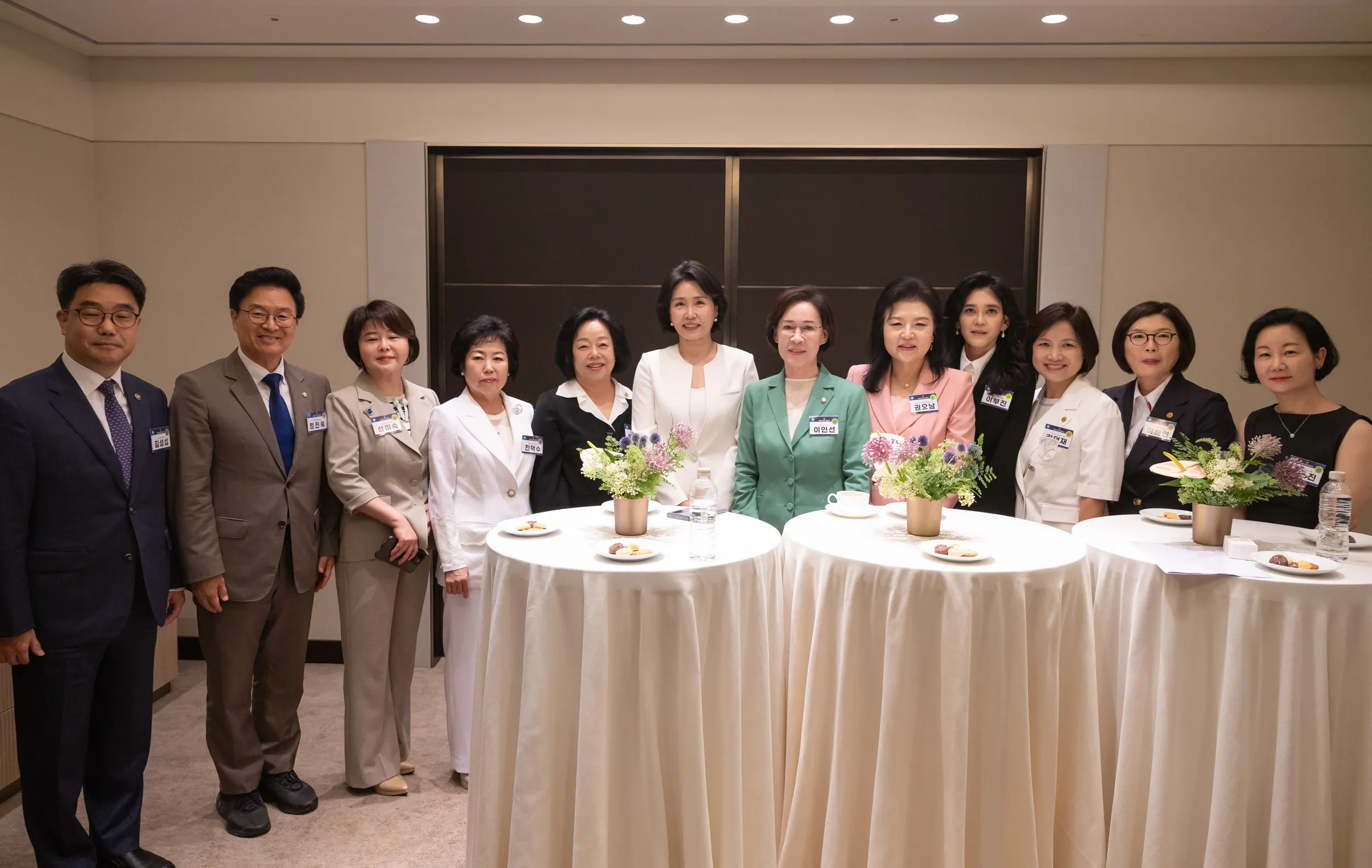 이재명 대통령의 배우자인 김혜경 여사가 1일 서울 중구 신라호텔에서 열린 제4회 여성기업주간 개막식에 앞서 진행된 사전환담에서 참석자들과 기념촬영을 하고 있다. 2025.7.1 대통령실 제공