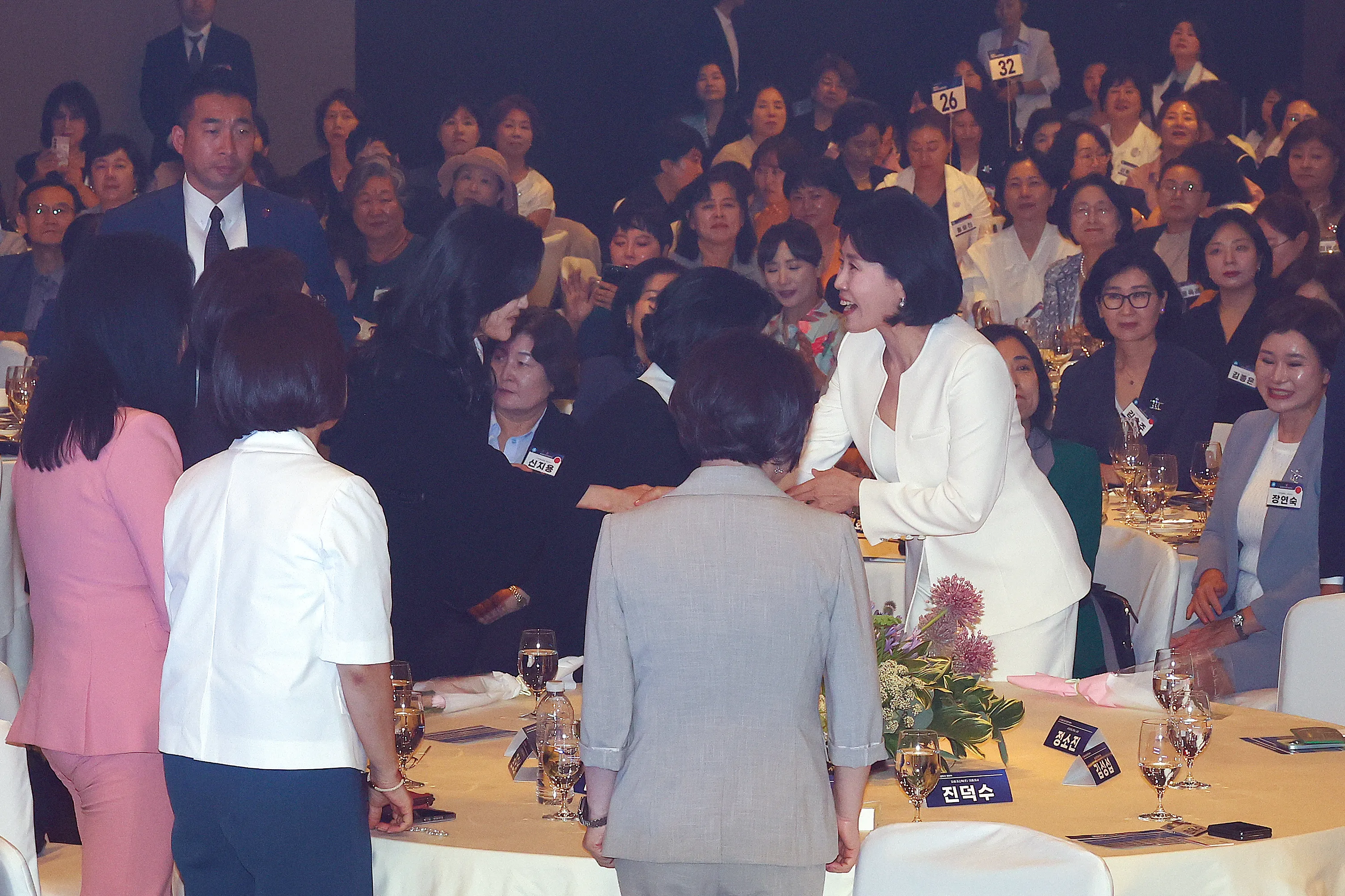 이재명 대통령의 배우자인 김혜경 여사가 1일 서울 중구 신라호텔 다이너스티홀에서 열린 제4회 여성기업주간 개막식에 참석해 이석하기에 앞서 이부진 호텔신라 사장과 인사하고 있다. 2025.7.1 공동취재