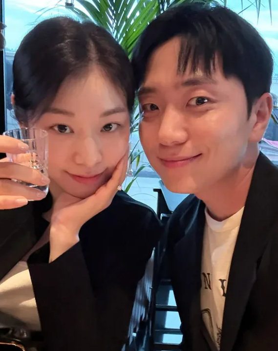 김연아가 남편 고우림과의 커플 사진을 공개했다. 김연아 인스타그램 캡처
