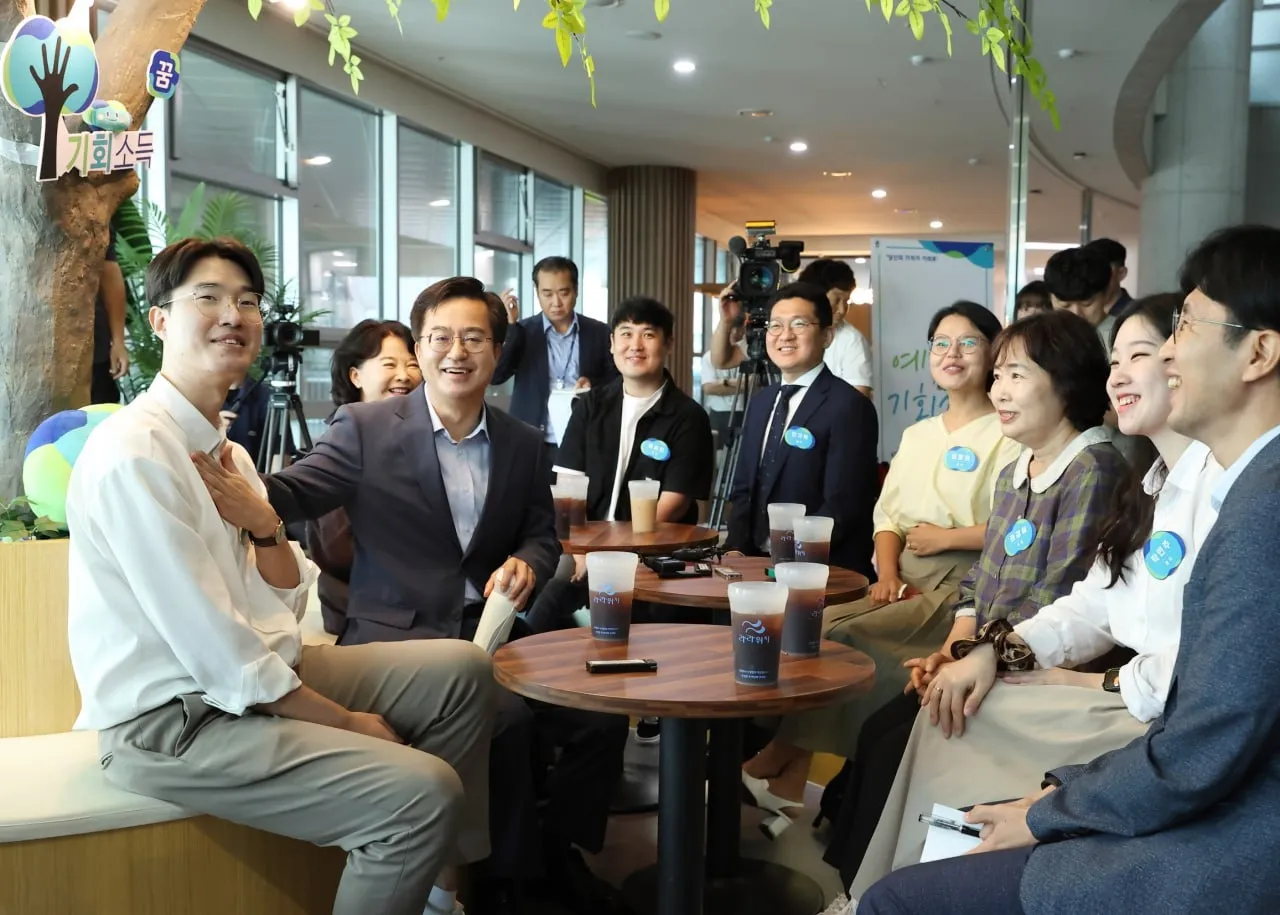 김동연 경기도지사가 2023년 7월 도청 로비에서 예술인 기회소득 최초 수혜자들을 만나 대화하고 있다. (경기도 제공)