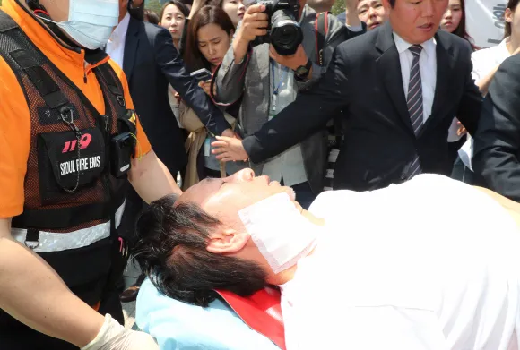 ‘드루킹’ 특검 등을 요구하며 국회 본관 앞에서 8일째 단식을 이어가던 김성태 자유한국당 원내대표가 호흡곤란 증세를 보이며 구급차로 옮겨지고 있다. 2018.5.10 서울신문DB