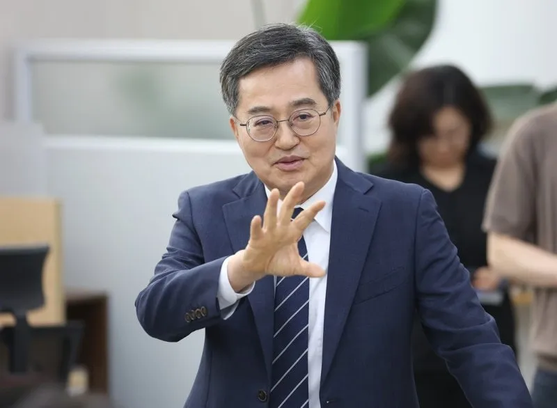 김동연 경기지사가 2일 경기도청 기자실을 찾아 출입 기자들의 질문을 받고 답변하고 있다. (경기도 제공)