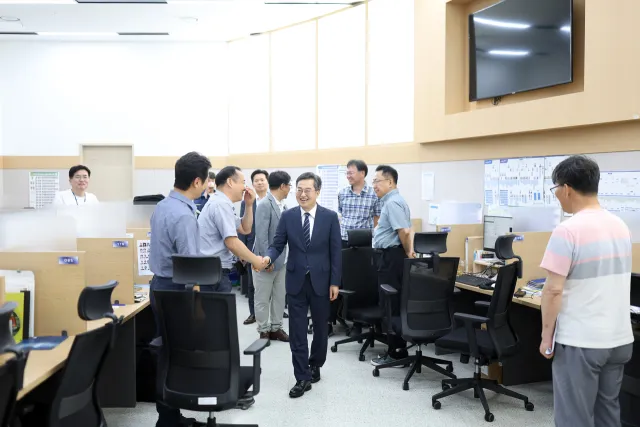 김동연 경기도지사가 2일 도청 기자실을 찾아 출입 기자들과 인사를 하고 있다. (경기도 제공)