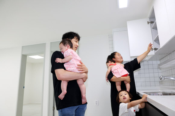 ‘천원주택 ’ 입주 기뻐하는 가족들