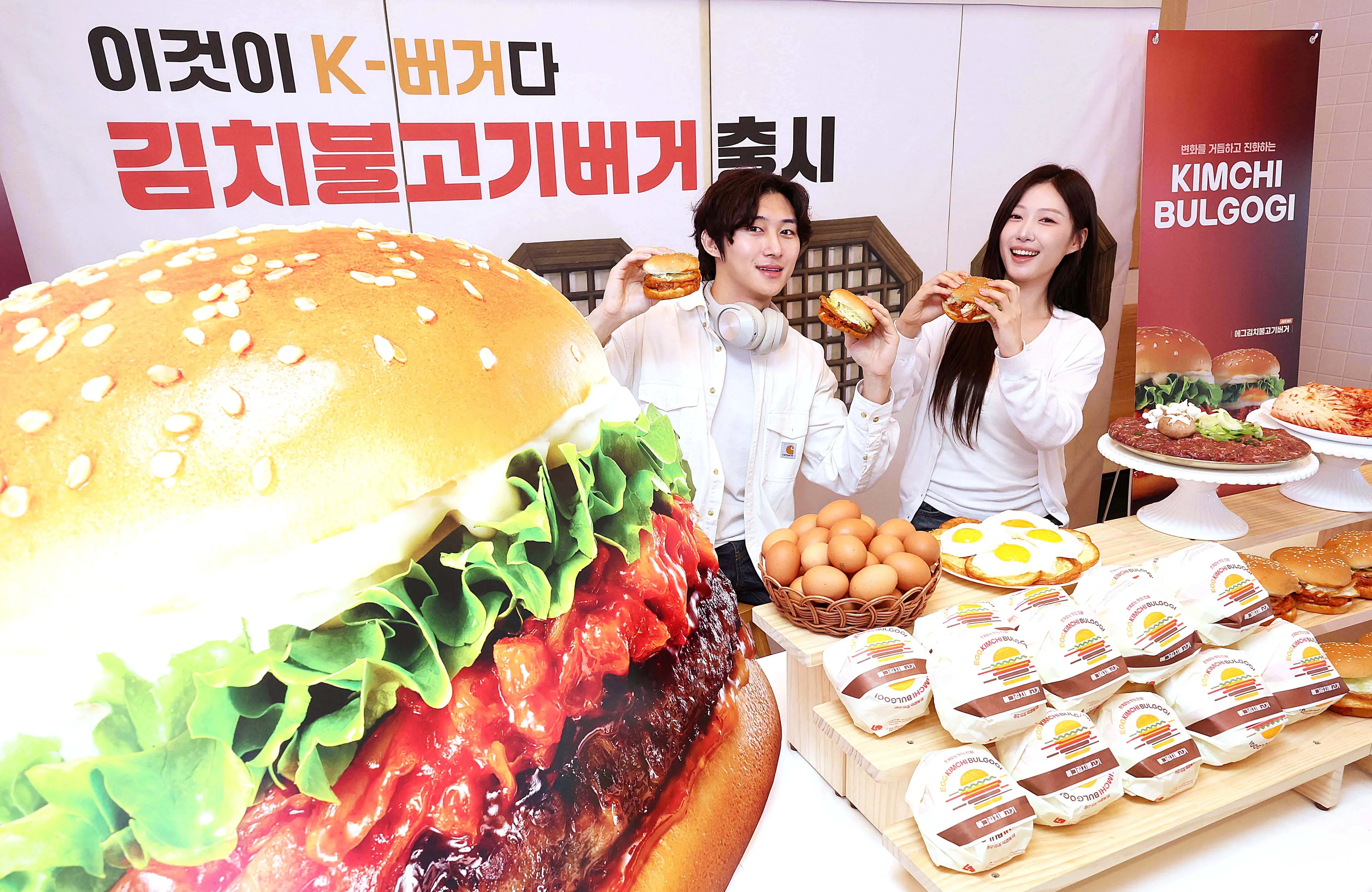 3일 서울 용산구 롯데리아 숙대입구점에서 모델들이 롯데리아의 새로운 메뉴인 ‘김치불고기버거’ 2종을 선보이고 있다. 이번에 출시된 김치불고기버거는 달큼한 불고기에 볶은 김치가 가미돼 이색적인 불고기버거 맛으로 고객들을 만난다. 2025.7.3 오장환 기자