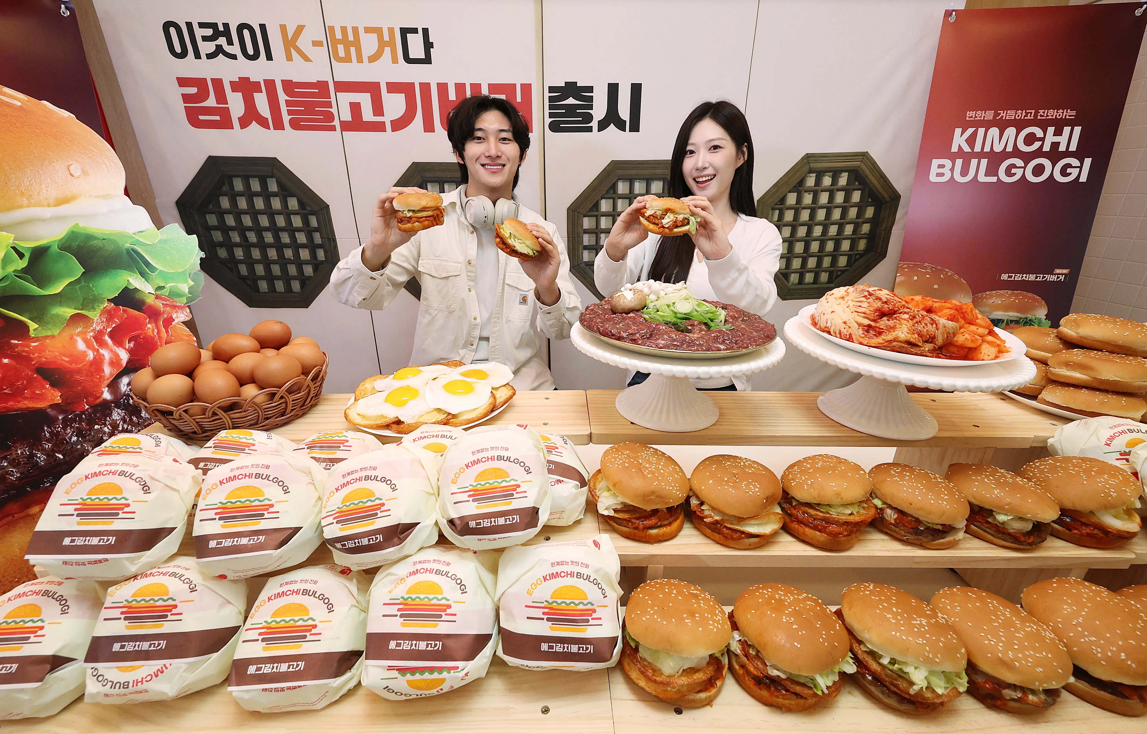 3일 서울 용산구 롯데리아 숙대입구점에서 모델들이 롯데리아의 새로운 메뉴인 ‘김치불고기버거’ 2종을 선보이고 있다. 이번에 출시된 김치불고기버거는 달큼한 불고기에 볶은 김치가 가미돼 이색적인 불고기버거 맛으로 고객들을 만난다. 2025.7.3 오장환 기자