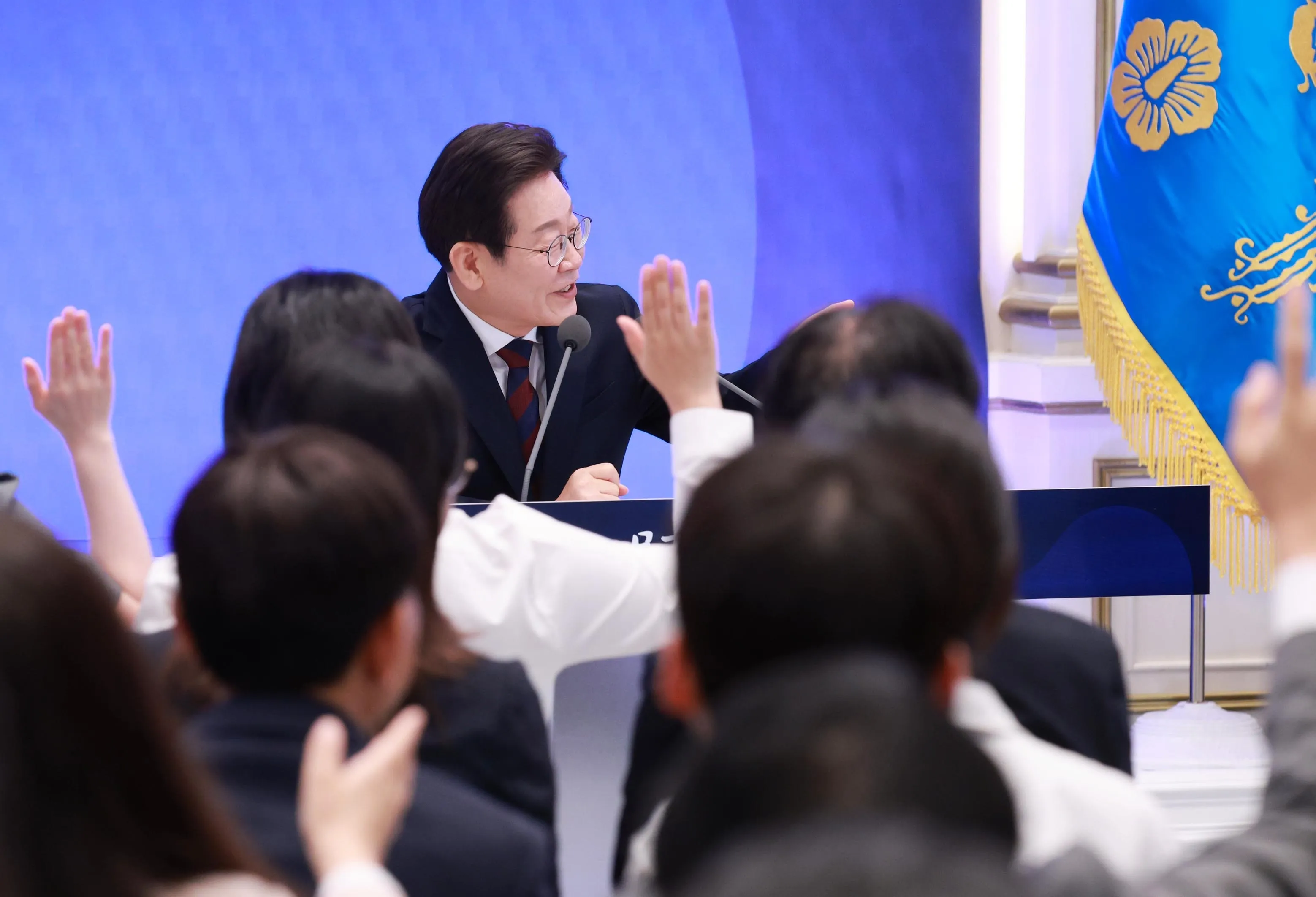 기자 질문받는 이재명 대통령  이재명 대통령이 3일 청와대 영빈관에서 열린 ‘대통령의 30일, 언론이 묻고 국민에게 답하다’ 기자회견에서 취재진 질문을 받고 있다. 2025.7.3 대통령실통신사진기자단