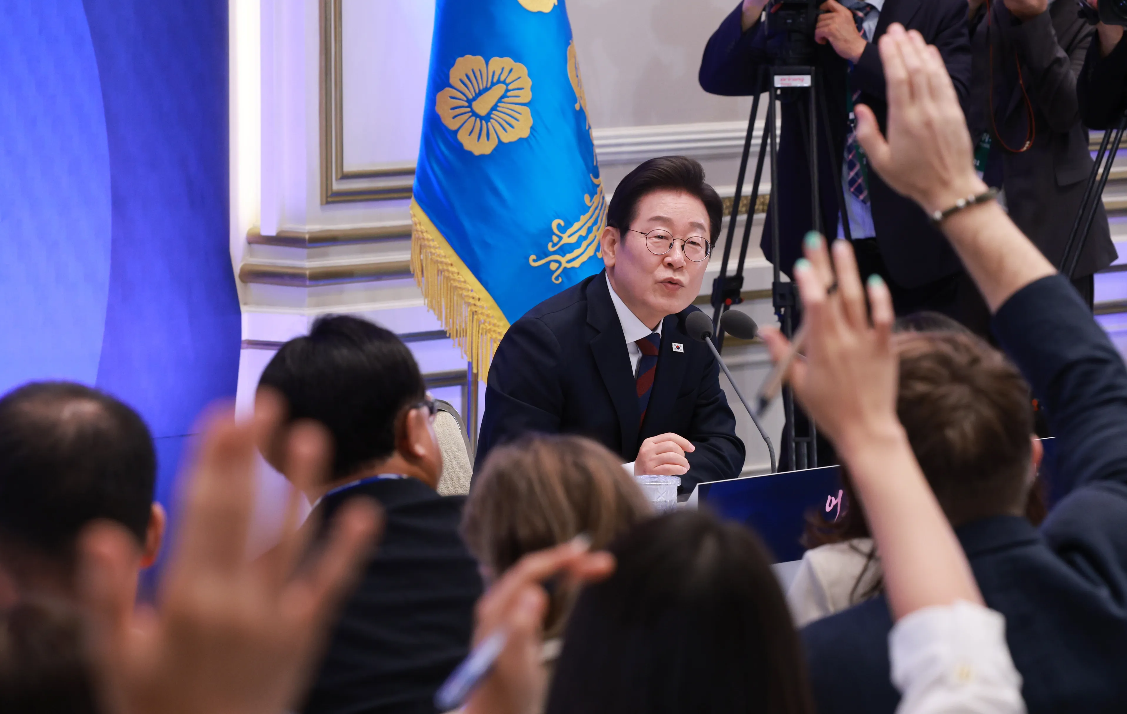 외신 기자 질문받는 이재명 대통령  이재명 대통령이 3일 청와대 영빈관에서 열린 ‘대통령의 30일, 언론이 묻고 국민에게 답하다’ 기자회견에서 외신 기자의 질문을 받고 있다. 2025.7.3 대통령실통신사진기자단
