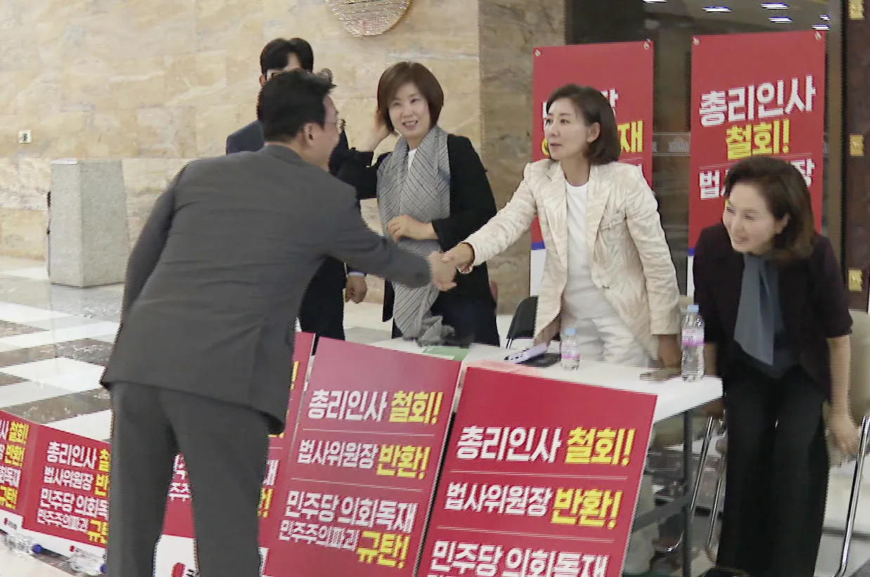 나경원 의원 만난 김민석 국무총리 후보자  김민석 국무총리 후보자가 30일 서울 여의도 국회 로텐더홀에서 총리 지명 철회 등을 촉구하며 나흘째 국회 본청에서 농성 중인 국민의힘 나경원 의원을 만나 악수하고 있다. 2025.6.30  연합뉴스TV 제공.