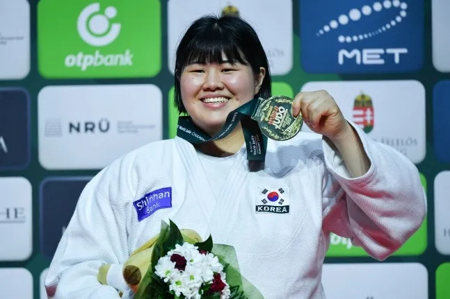 지난달 헝가리 세계선수권대회 시상식에서 금메달을 들어 보이는 김하윤.
AFP 연합뉴스