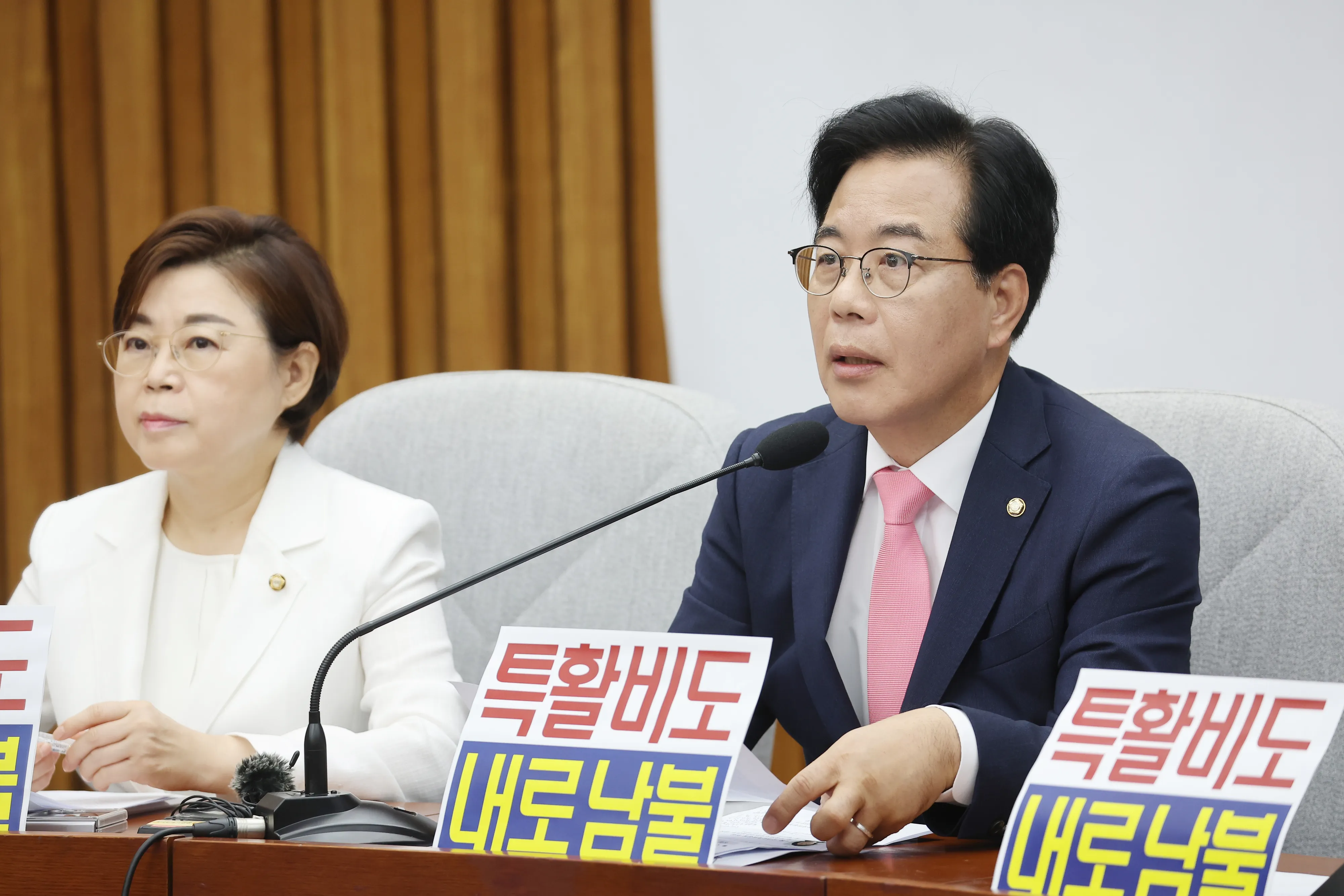 송언석(오른쪽) 국민의힘 비상대책위원장 겸 원내대표가 4일 국회에서 열린 원내대책회의에서 발언하고 있다. 왼쪽은 김정재 신임 국민의힘 정책위의장. 연합뉴스