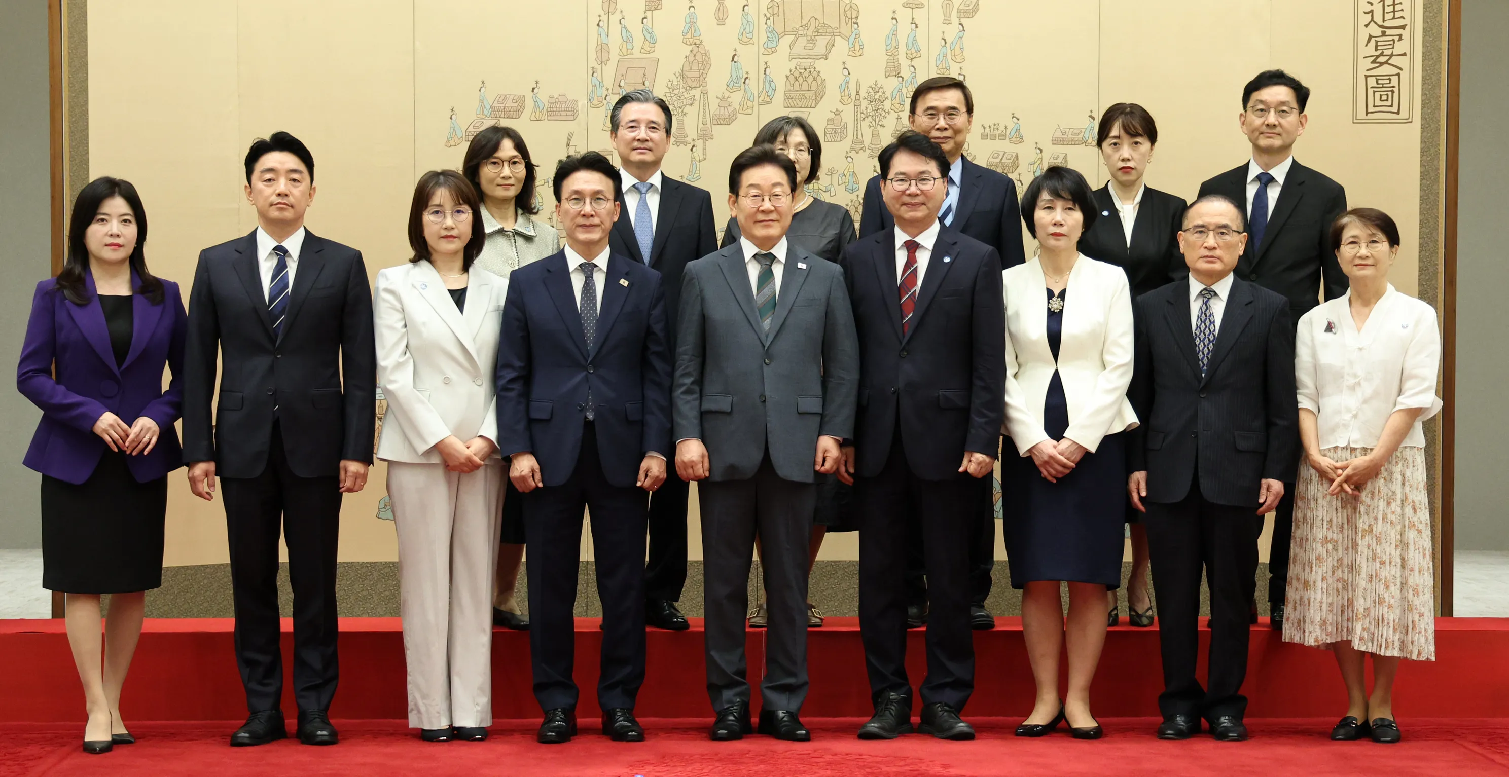 이재명 대통령, 임명장 수여 후 기념촬영  이재명 대통령이 4일 용산 대통령실에서 임명장 수여식 참석자들과 기념촬영을 하고 있다. 이날 이 대통령은 김민석 국무총리, 강훈식 대통령비서실장, 위성락 국가안보실장, 김용범 정책실장, 이종석 국가정보원장, 윤창렬 국무조정실장, 이한주 국정기획위원장에게 임명장을 수여했다. 
연합뉴스