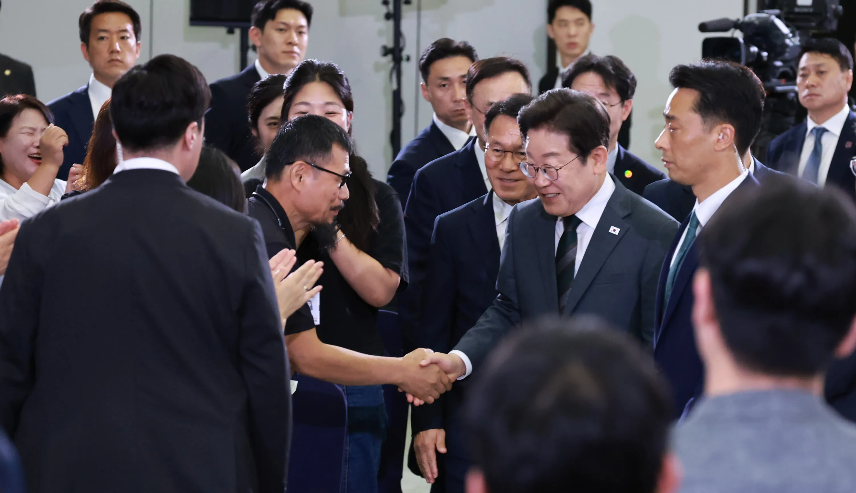 이재명 대통령, 대전·충청 타운홀 미팅 참석자와 인사  이재명 대통령이 4일 대전컨벤션센터에서 타운홀 미팅 형식으로 열린 ‘국민소통 행보 2탄, 충청의 마음을 듣다’에서 참석자와 인사하고 있다. 
연합뉴스