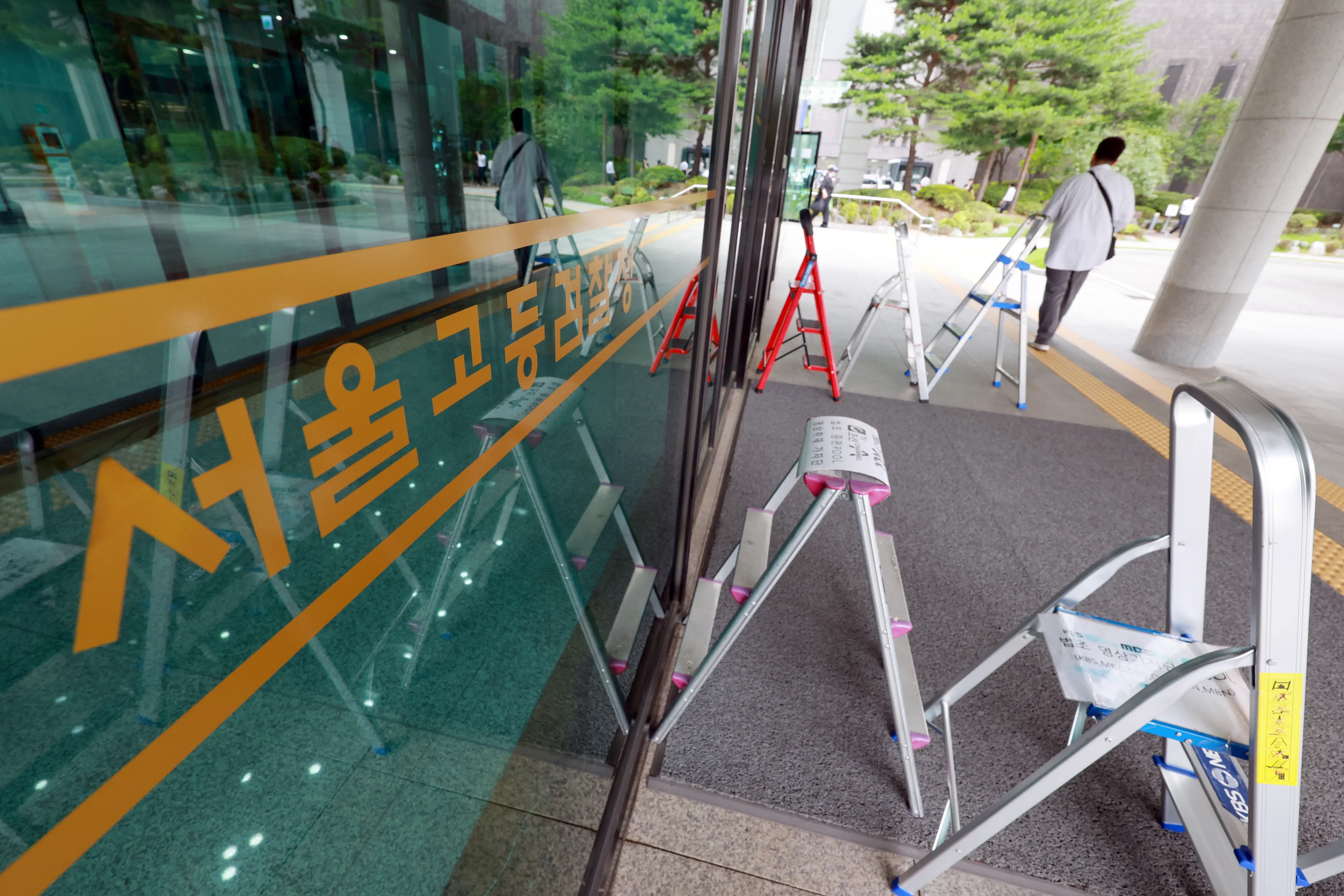 윤석열 전 대통령에 대한 내란특검 2차 대면조사 D-1  ‘12·3 비상계엄’과 관련한 내란·외환 사건을 수사하는 조은석 특별검사팀의 윤석열 전 대통령 2차 조사를 하루 앞둔 4일 특검 사무실이 마련된 서울고검. 연합뉴스