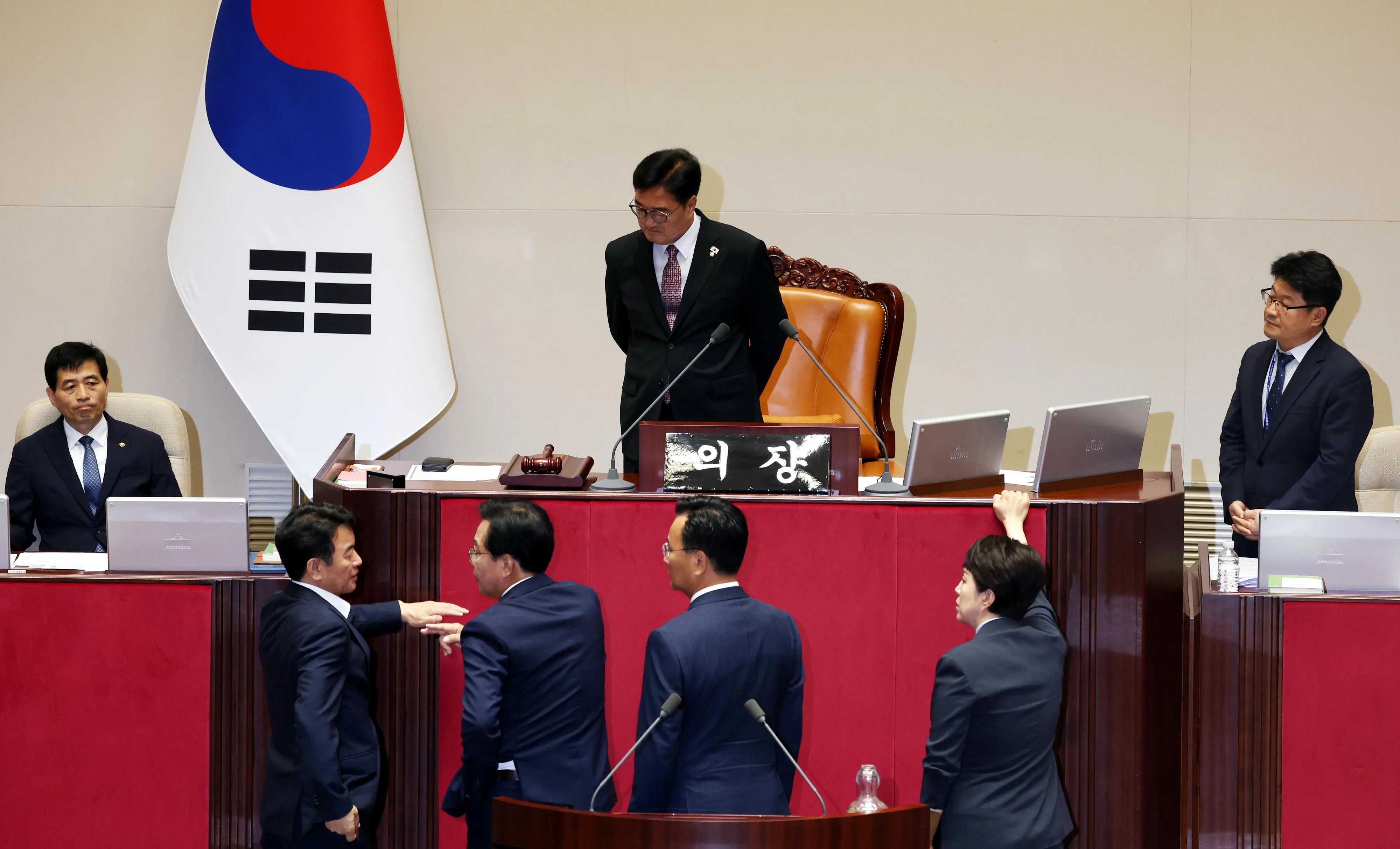 송언석(아래 왼쪽 두번째) 국민의힘 원내대표 겸 비상대책위원장과 유상범 원내운영수석, 김은혜 원내정책수석이 4일 오후 서울 여의도 국회 본회의장에서 더불어민주당의 내부사정으로 본회의가 지연되는 것에 대해 우원식 국회의장에게 항의를 하고 있다. 이에 문진석(아래 왼쪽) 민주당 원내운영수석이 양해를 구하고 있다. 뉴시스