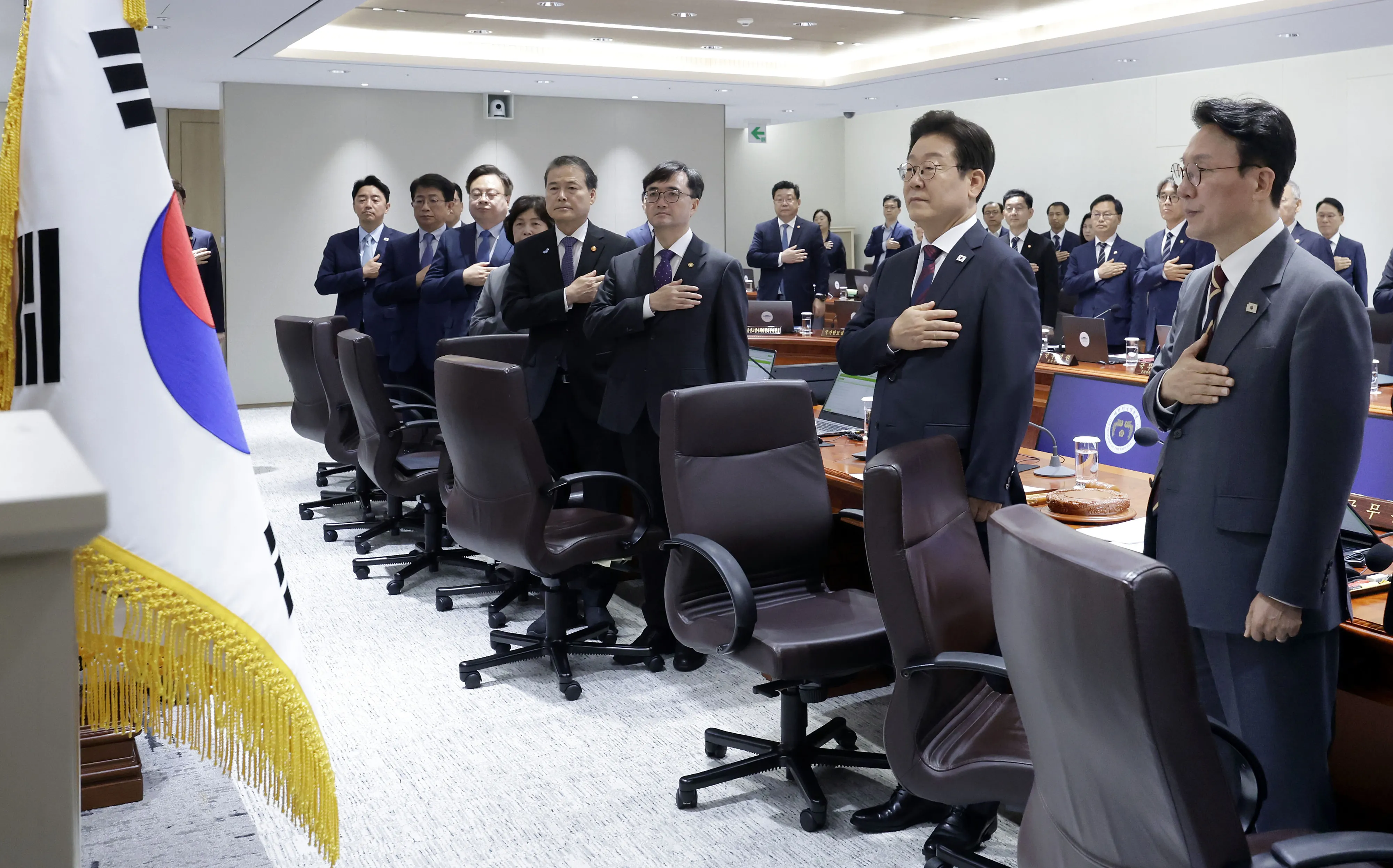 이재명 대통령이 5일 서울 용산 대통령실 청사에서 열린 국무회의에서 국기에 경례를 하고 있다. 2025.7.5 연합뉴스