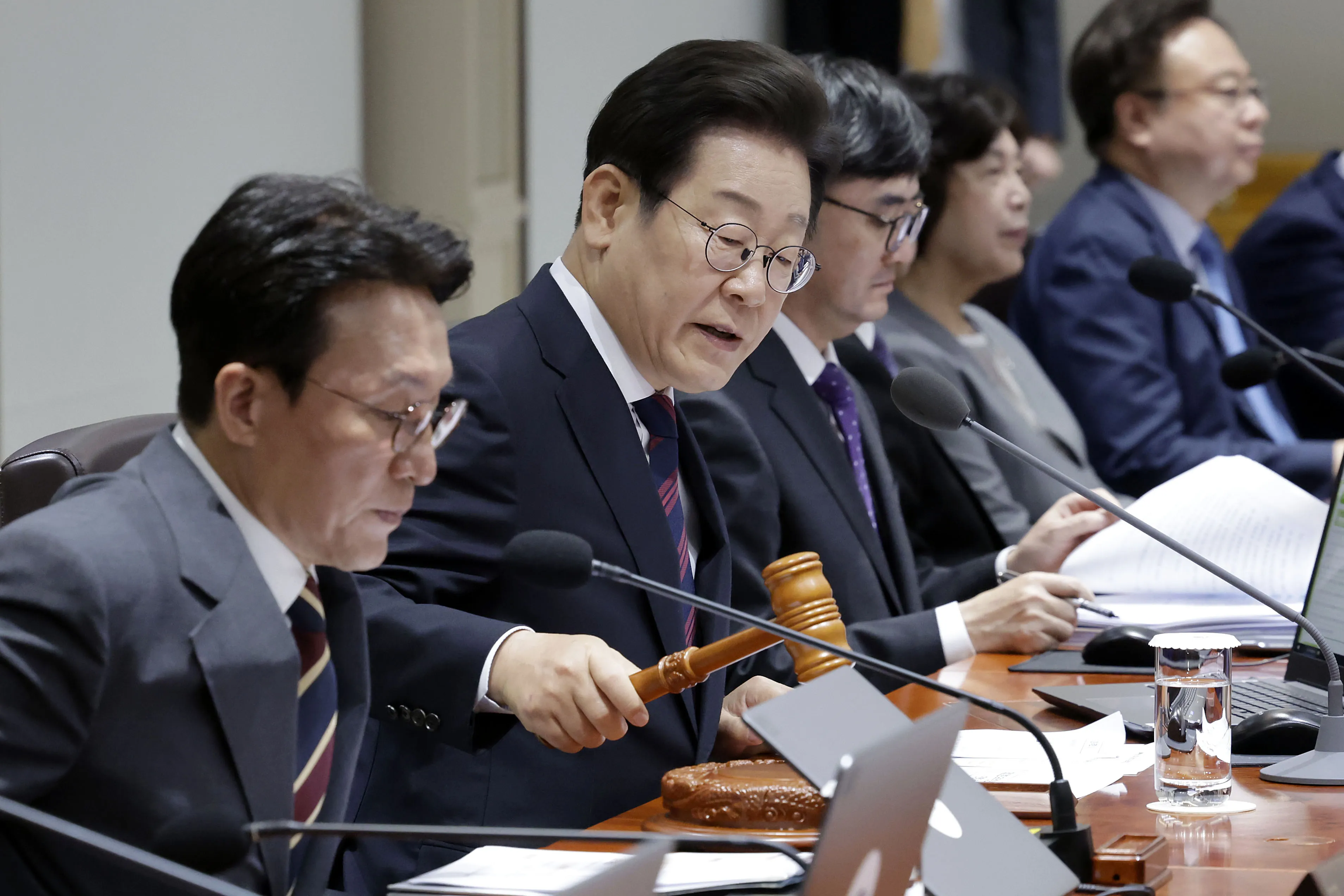이재명 대통령이 5일 서울 용산 대통령실 청사에서 열린 국무회의에서 의사봉을 두드리며 개회 선언을 하고 있다. 2025.7.5 대통령실통신사진기자단