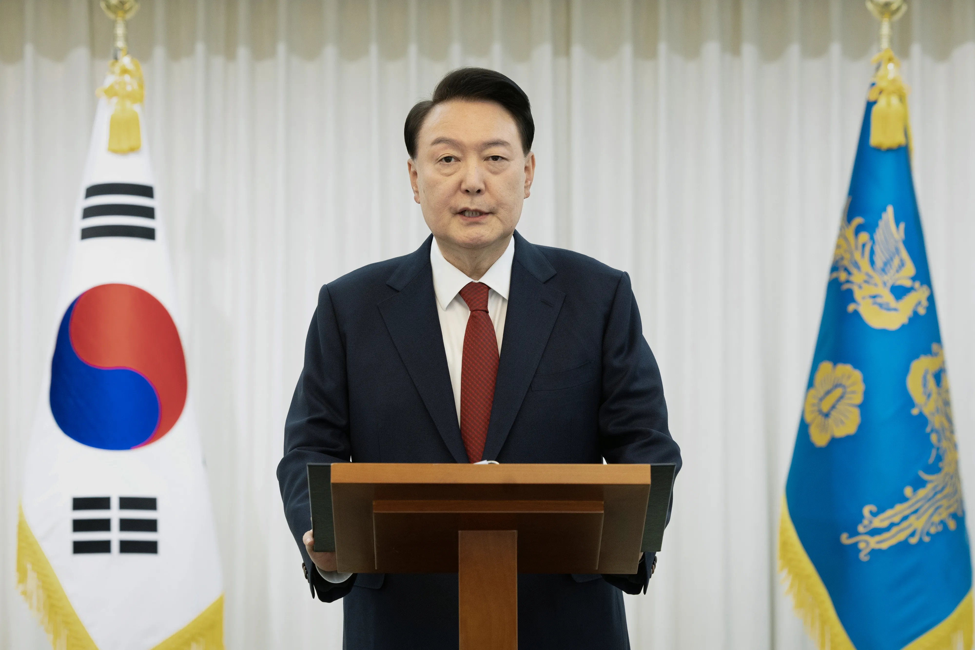 윤석열 대통령 대국민 담화  윤석열 대통령이 14일 본인의 탄핵소추안이 국회에서 가결된 뒤 한남동 관저에서 대국민담화를 하고 있다. 2024.12.14 대통령실 제공