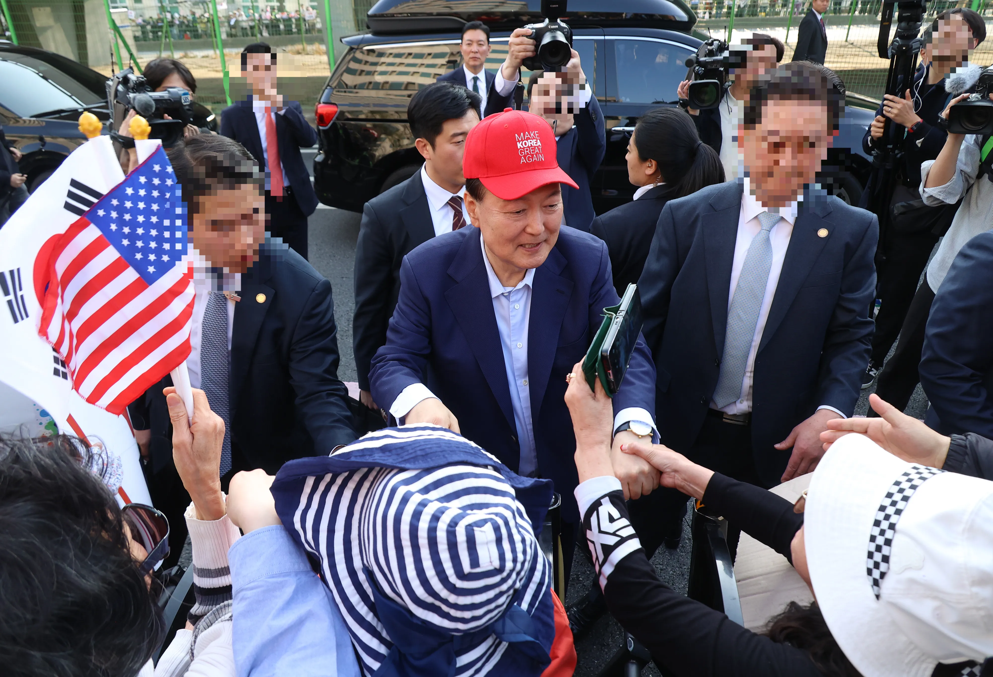 한남동 관저 나서며 인사하는 윤 전 대통령  윤석열 전 대통령이 11일 서울 용산구 한남동 관저에서 나와 서초동 사저로 향하기 전 지지자들과 인사하고 있다. 2025.4.11 공동취재