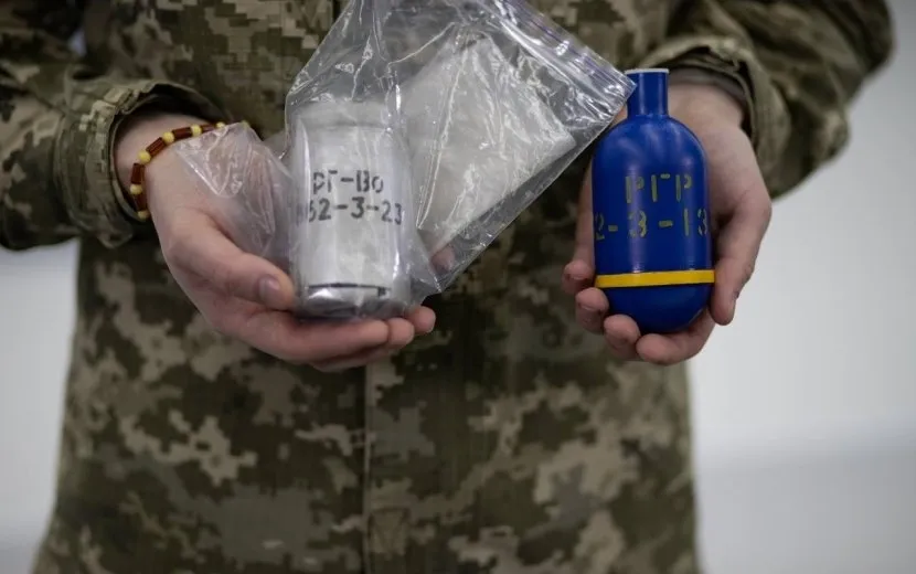 4일(현지시간) 독일과 네덜란드 정보당국은 보고서에서 러시아군이 우크라이나 전장에서 화학무기금지협약(CWC)으로 금지된 독성 물질 ‘클로로피크린’을 관행적으로 사용하고 있다고 지적했다. 사진은 지난해 우크라이나군이 공개한 러시아군의 클로로피크린 장전 무기. 2025.7. 5 우크라군