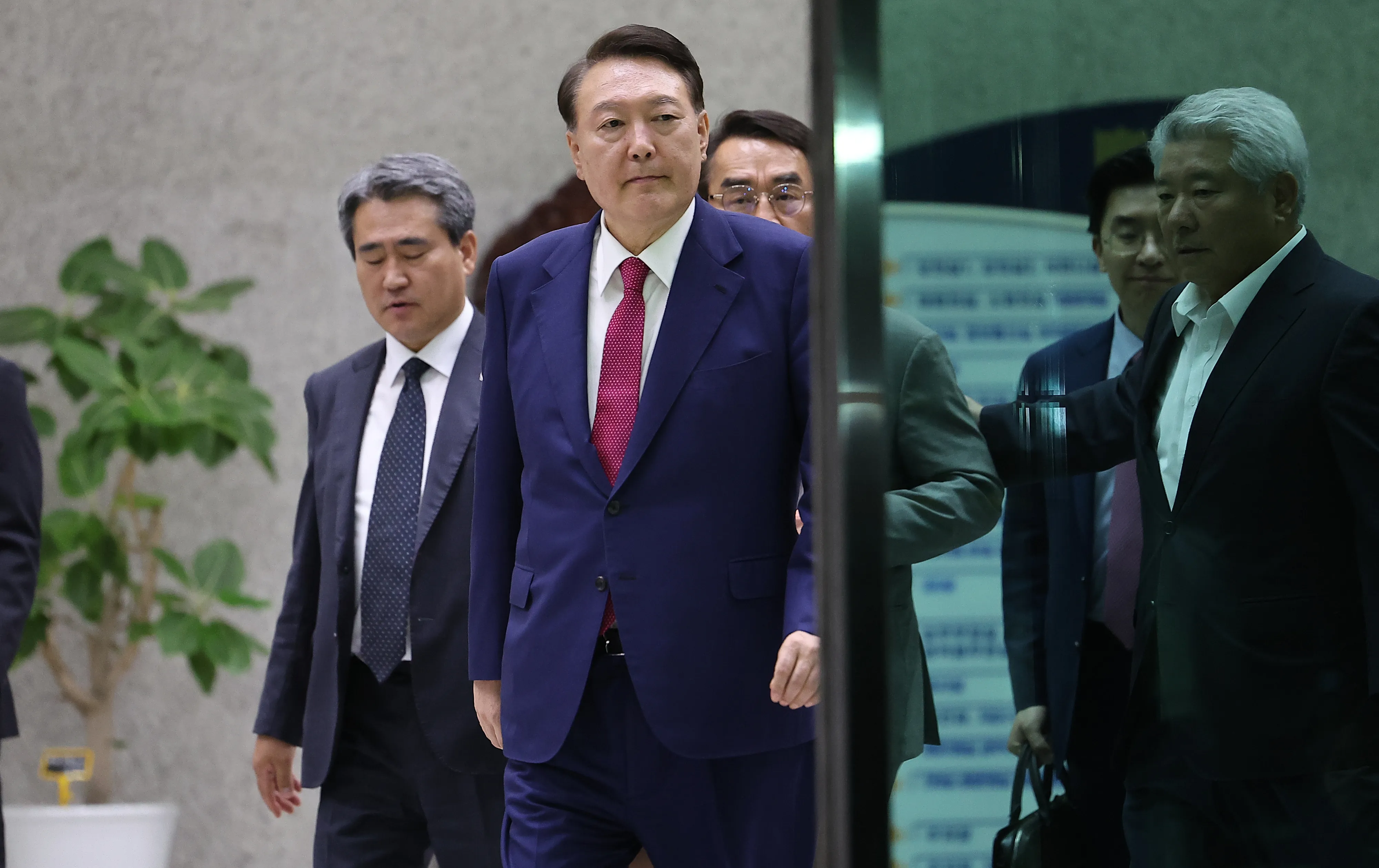 윤석열 전 대통령이 5일 내란 특검 2차 조사를 마치고 조은석 특별검사팀 사무실이 있는 서울 서초구 서울고검을 나서고 있다. 2025.7.6 연합뉴스