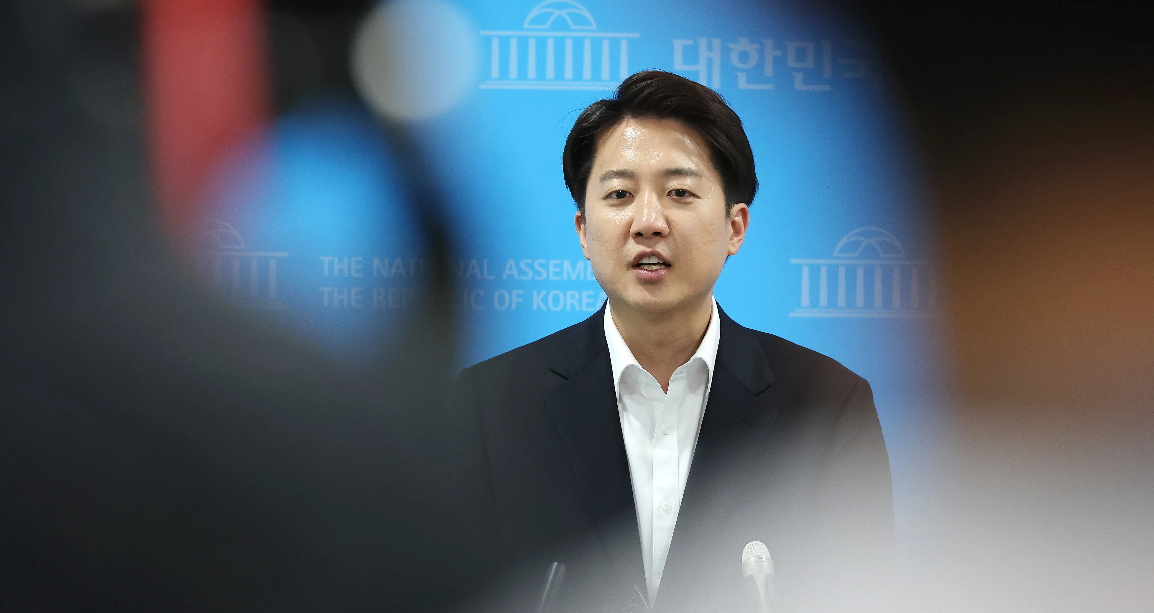 취재진 질문에 답변하는 이준석 후보  개혁신당 이준석 대선 후보가 30일 서울 여의도 국회 소통관에서 열린 기자회견에서 더불어민주당 등이 발의한 본인의 징계안과 관련한 입장을 밝힌 뒤 나와 취재진의 질문에 답변하고 있다. 민주당과 조국혁신당, 진보당, 기본소득당, 사회민주당 소속 의원 21명은 대선 후보 간 마지막 TV 토론에서 여성 신체와 관련한 노골적이고 폭력적인 표현을 인용해 사용한 이준석 후보에 대한 징계안을 국회 윤리위원회에 제출한 상태다. 2025.5.30 연합뉴스
