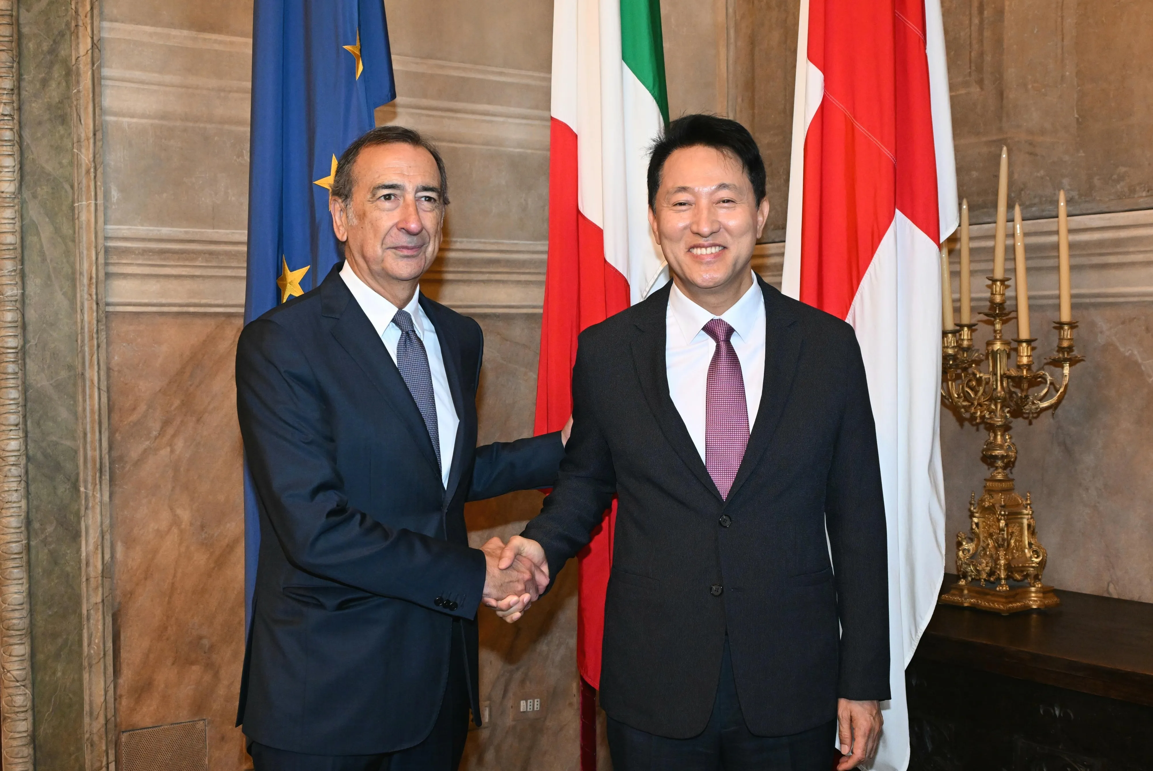오세훈, 밀라노시장 만나 뷰티·패션 협력 제안  오세훈 서울시장이 4일(현지시간) 이탈리아 밀라노시청에서 주세페 살라 밀라노 시장과 면담에 앞서 악수하고 있다. 오 시장은 밀라노 시장과 면담을 통해 패션·디자인 분야 협력 확대, 문화예술 교류, 관광 활성화 및 도시 브랜드 제고 방안에 대해 논의했다.
서울시 제공